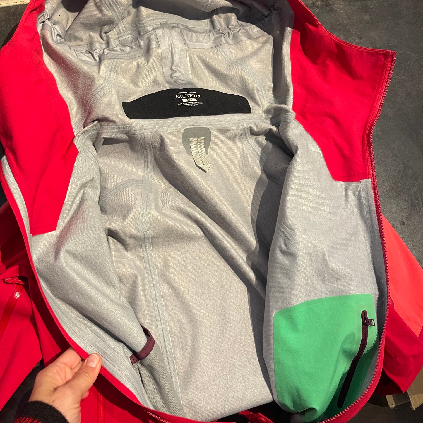 Hardshell Jacke von Arcteryx Beta AR (S Damen) pink-rot