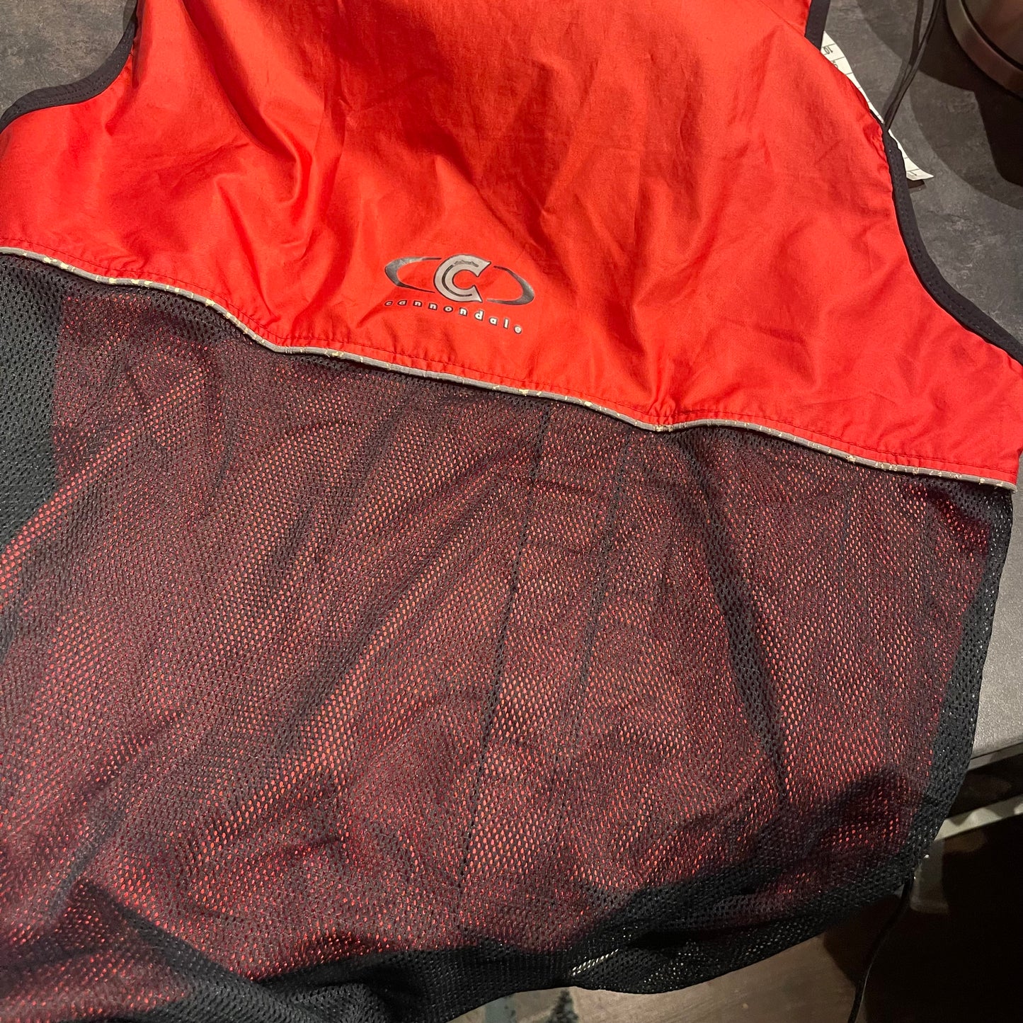 Rad Weste von Cannondale (L Herren) rot