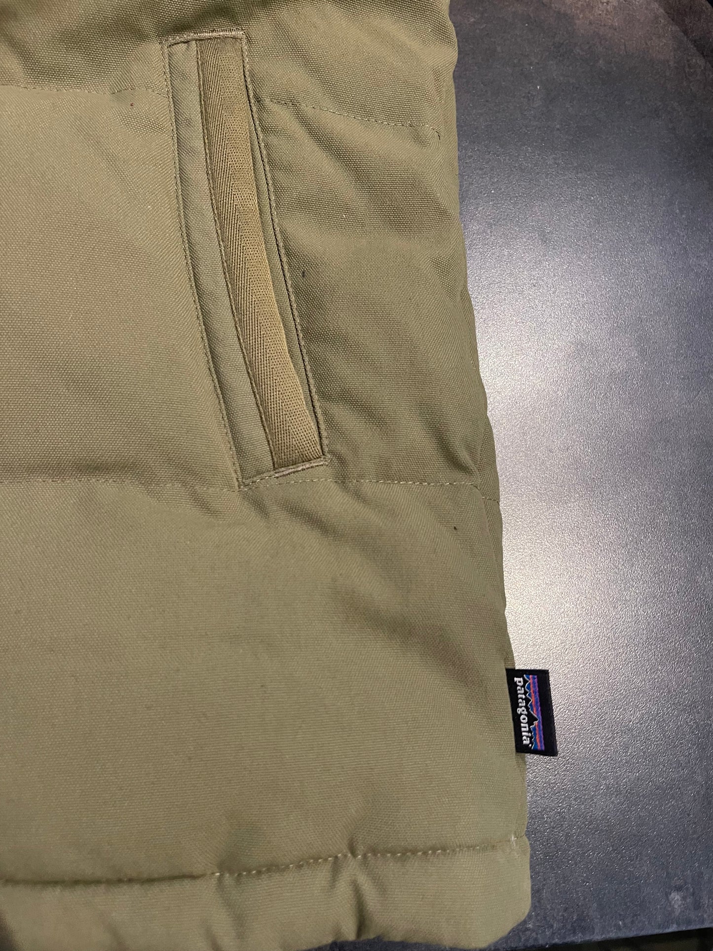 Daunen Puff Jacke Patagonia (M Damen) khaki - wanderlich.com