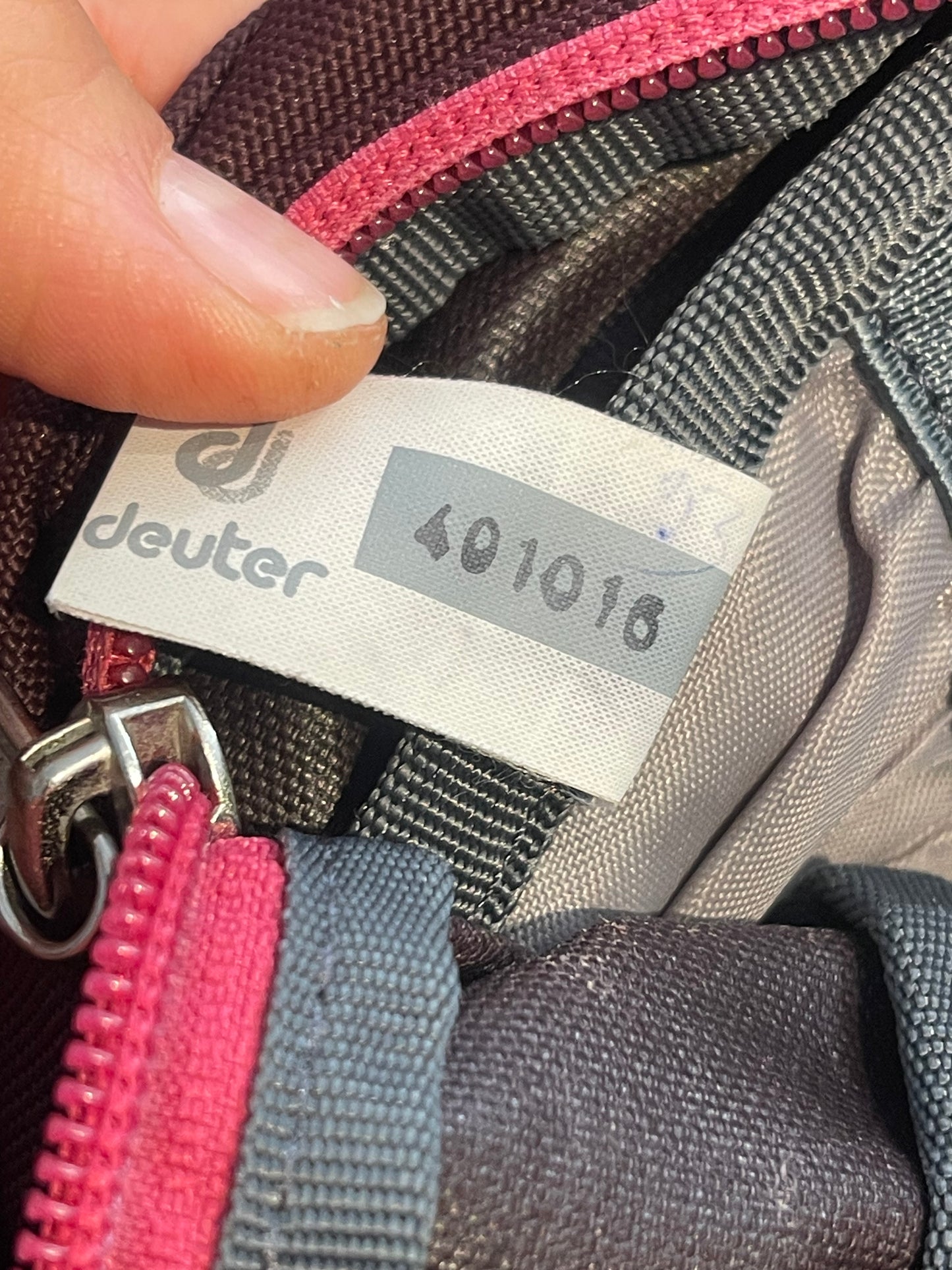 Deuter Rucksack beerenfarbig AirStripes - wanderlich.com