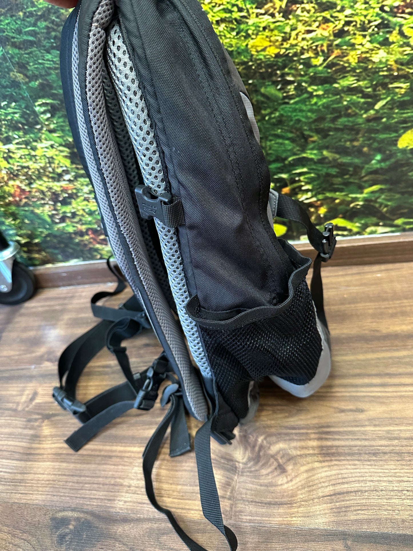 Rucksack von Deuter Giga Airstripes schwarz grau