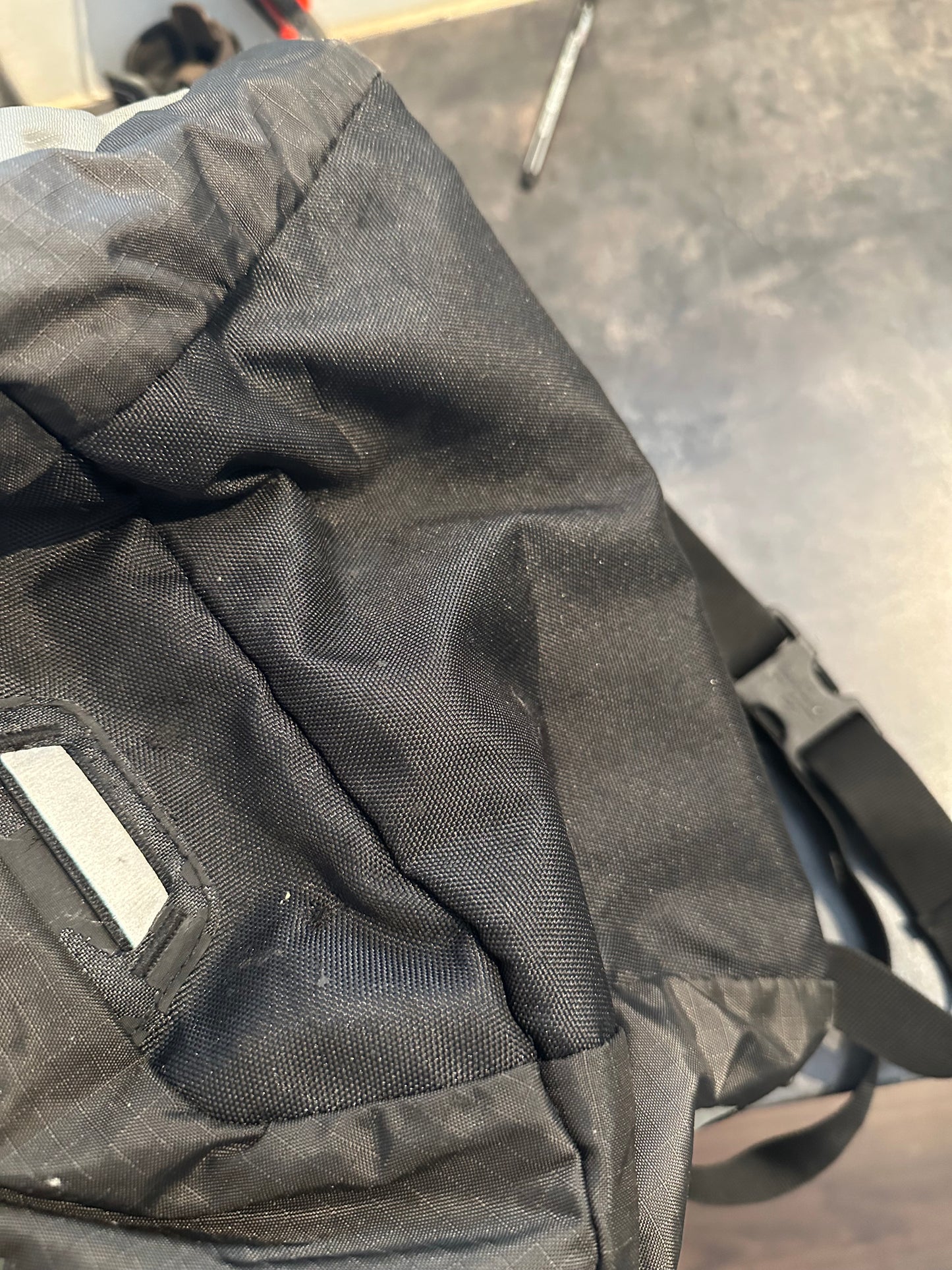 Rucksack von Deuter Giga Airstripes schwarz grau