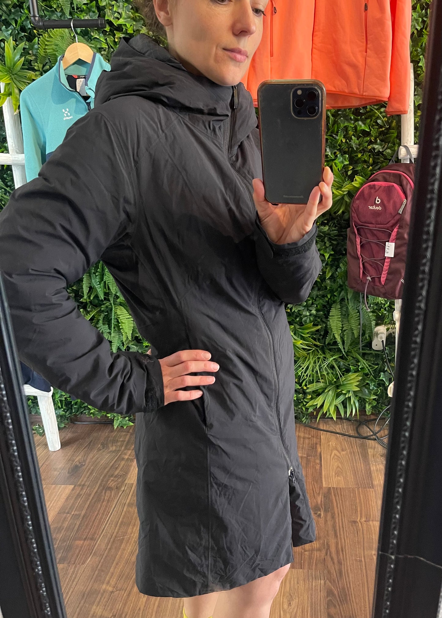 Arcteryx gefütterter Regenmantel Parka (M Damen) schwarz - wanderlich.com