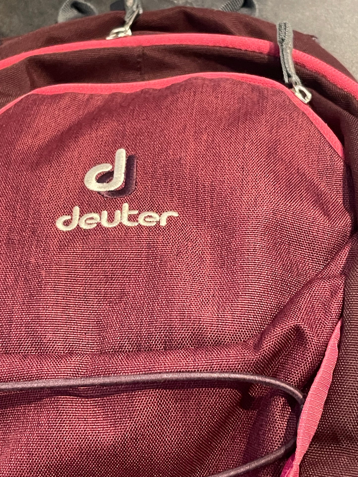 Deuter Rucksack beerenfarbig AirStripes - wanderlich.com