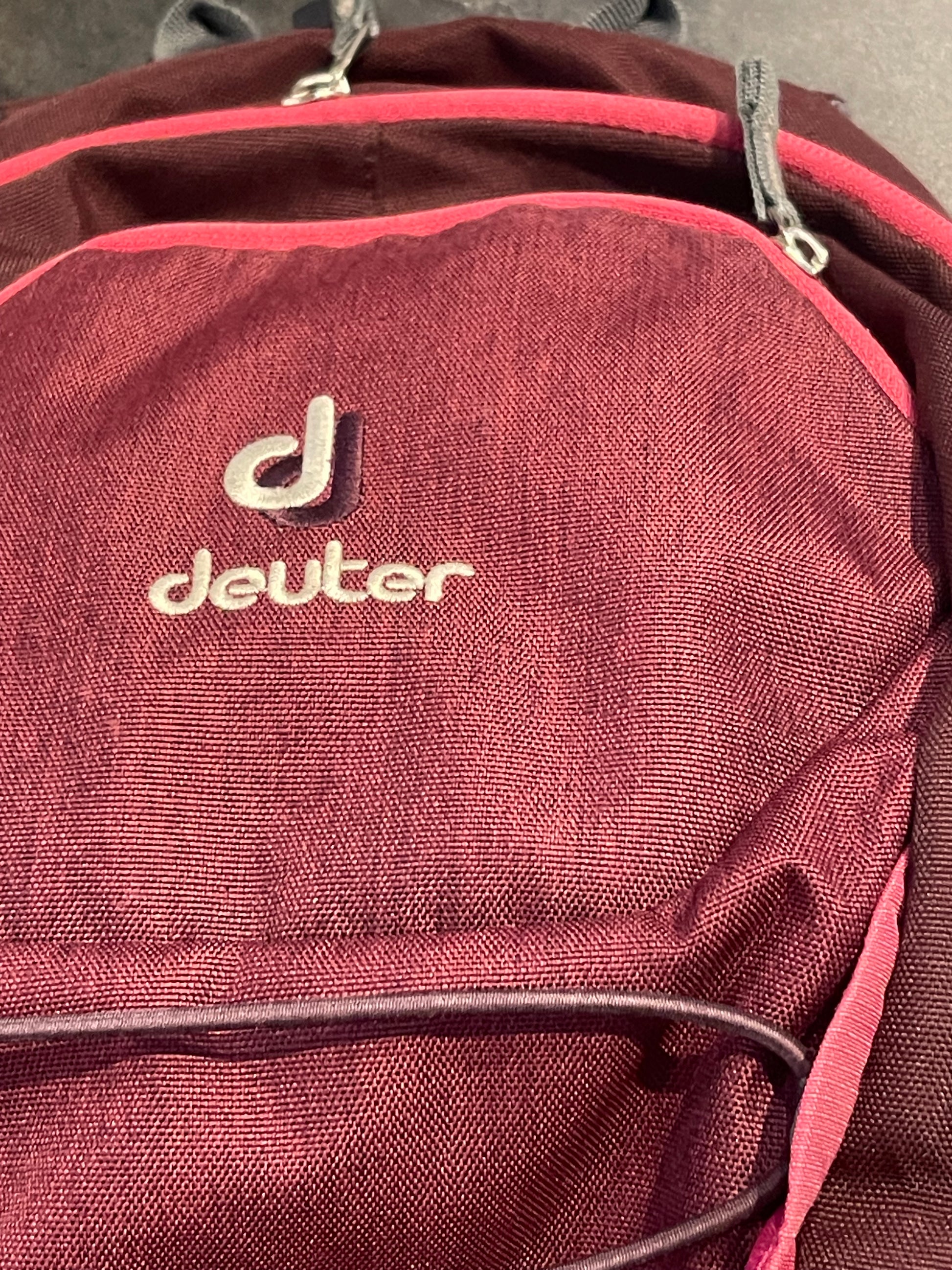 Deuter Rucksack beerenfarbig AirStripes - wanderlich.com