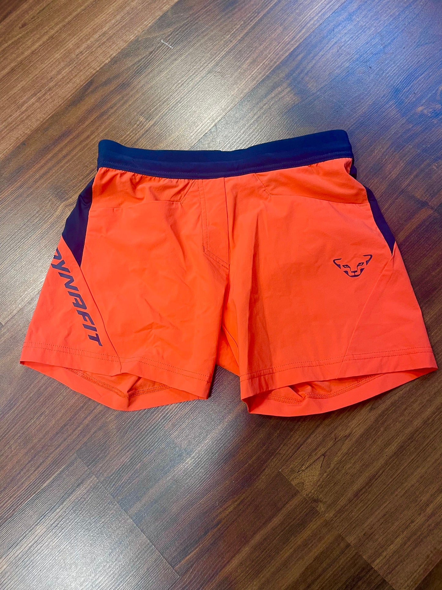 Lauf Shorts von Dynafit (S Damen) neon rot - wanderlich.com