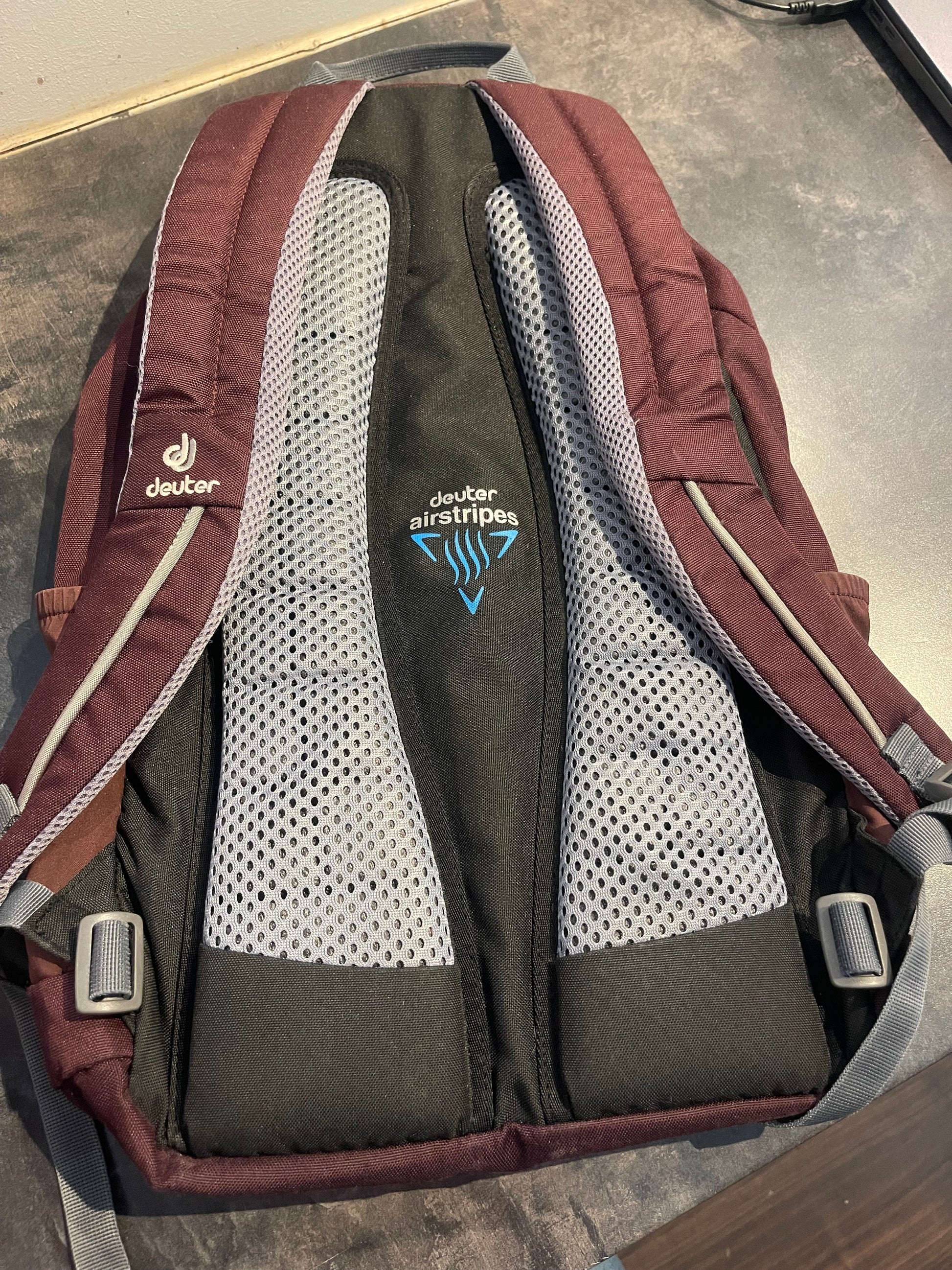 Deuter Rucksack beerenfarbig AirStripes - wanderlich.com