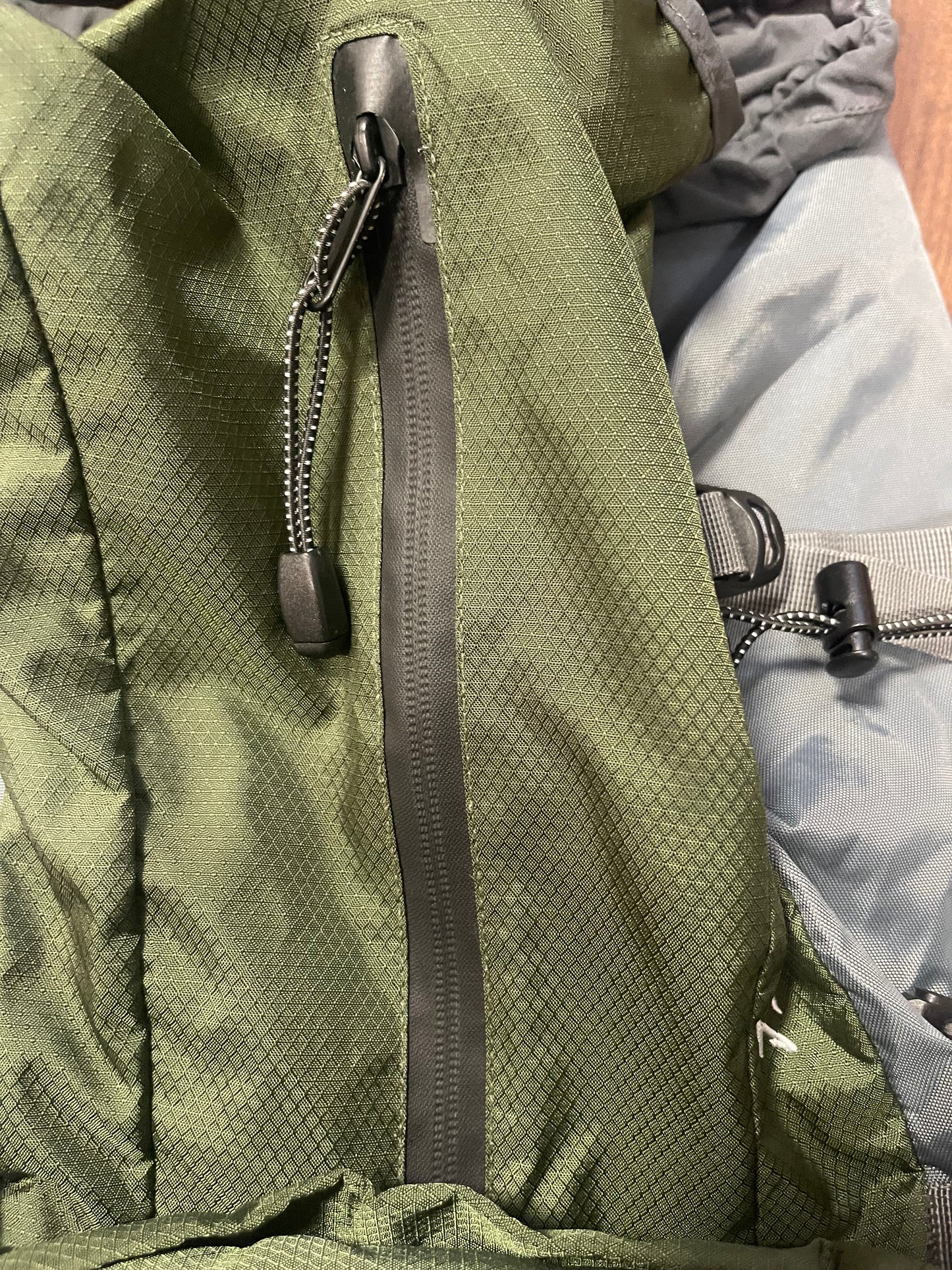 Trekking Rucksack von Loowoko 45+5 Liter khaki grau