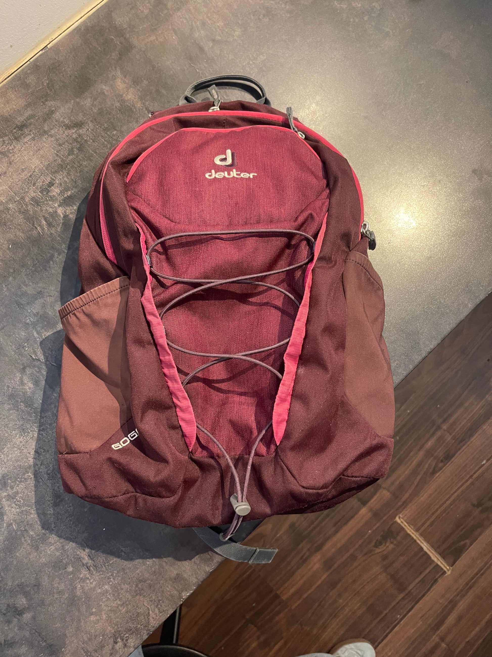 Deuter Rucksack beerenfarbig AirStripes - wanderlich.com