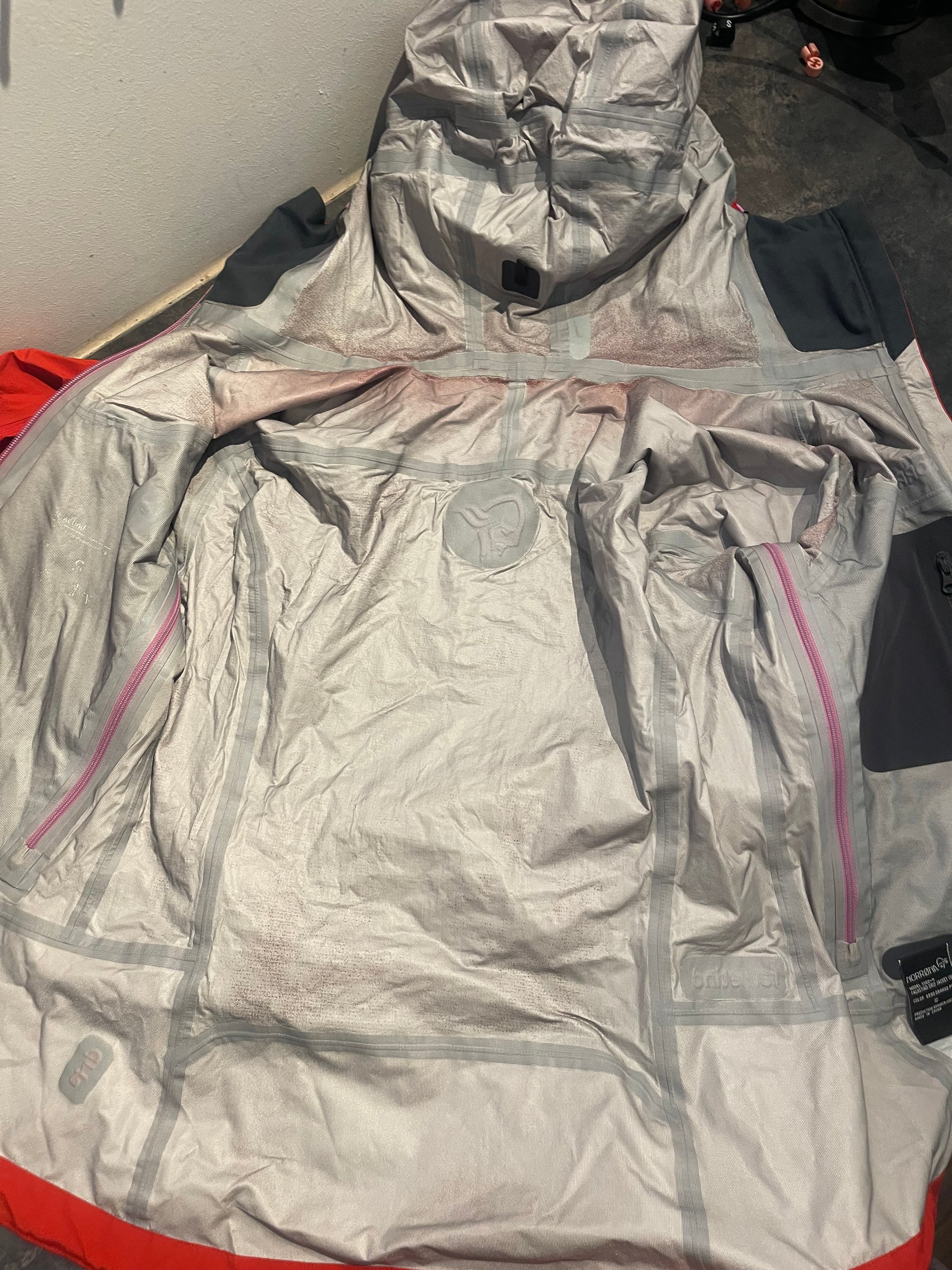 Windbreaker Jacke von Norrøna (S Damen) wasserabweisend rot - wanderlich.com