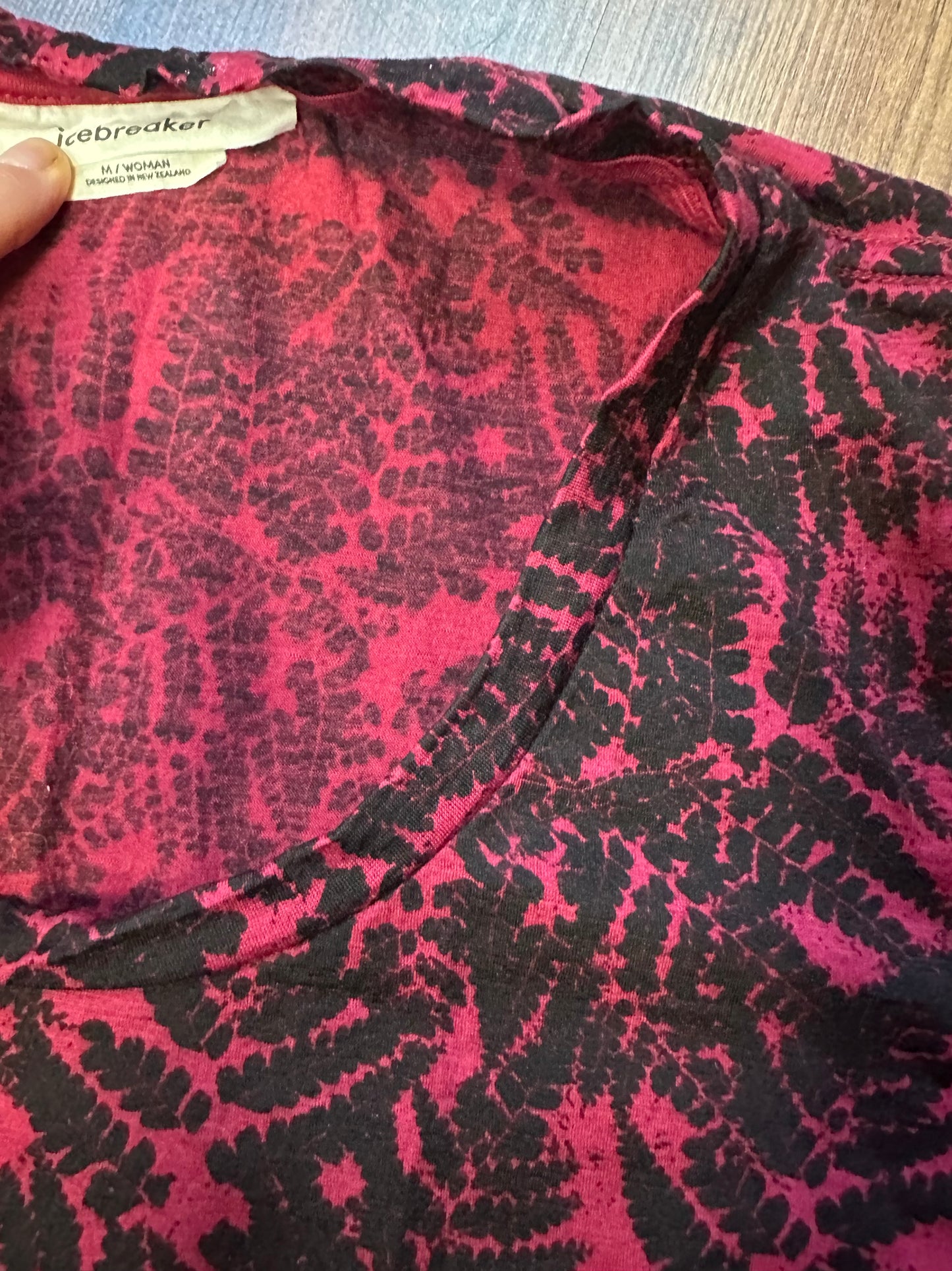 T-Shirt von Icebreaker Merino (M Damen) Magenta mit floralem Print