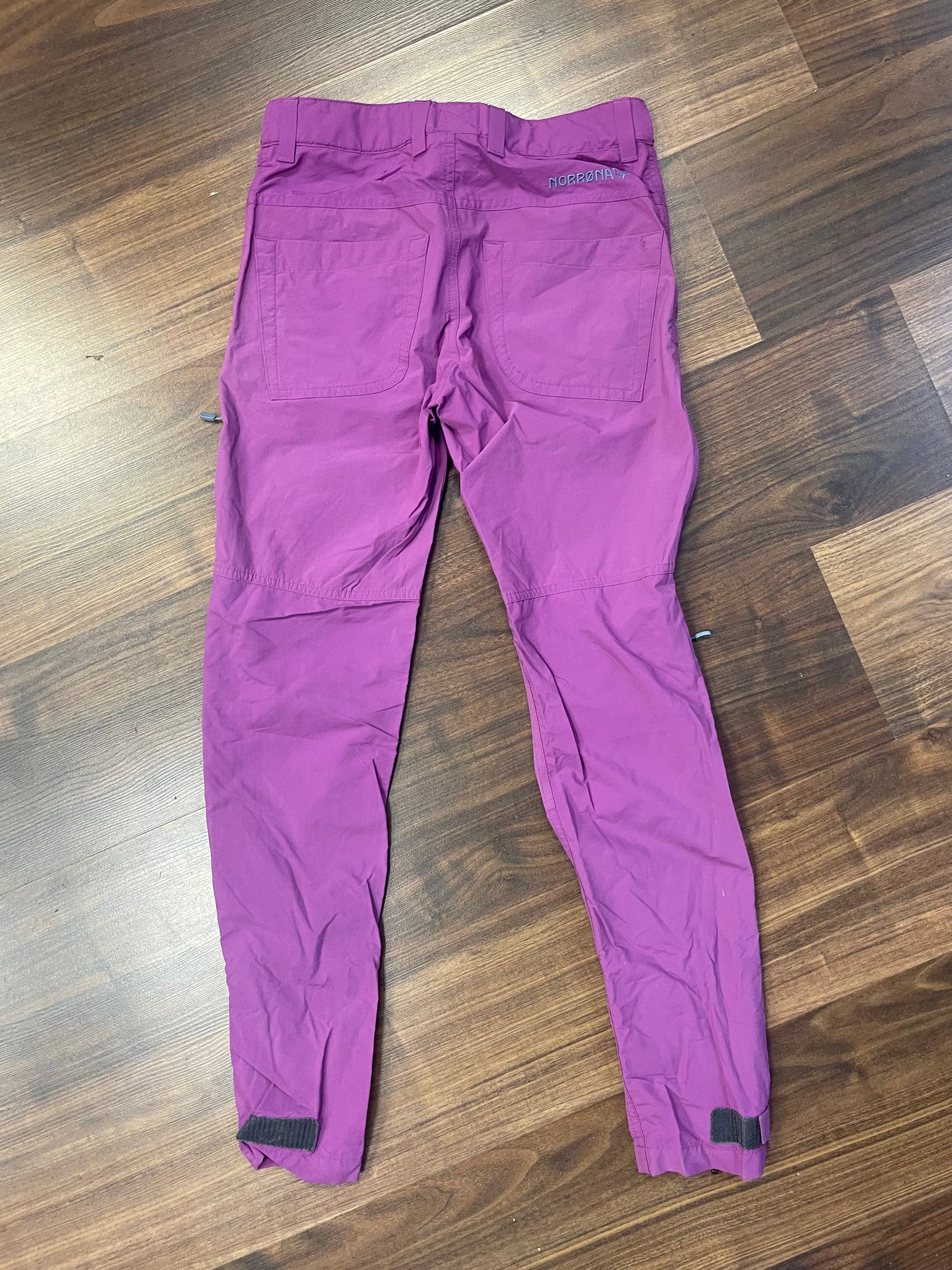 Leichte Trekking Hose von Norrøna (XS Damen) Purple Rain - wanderlich.com