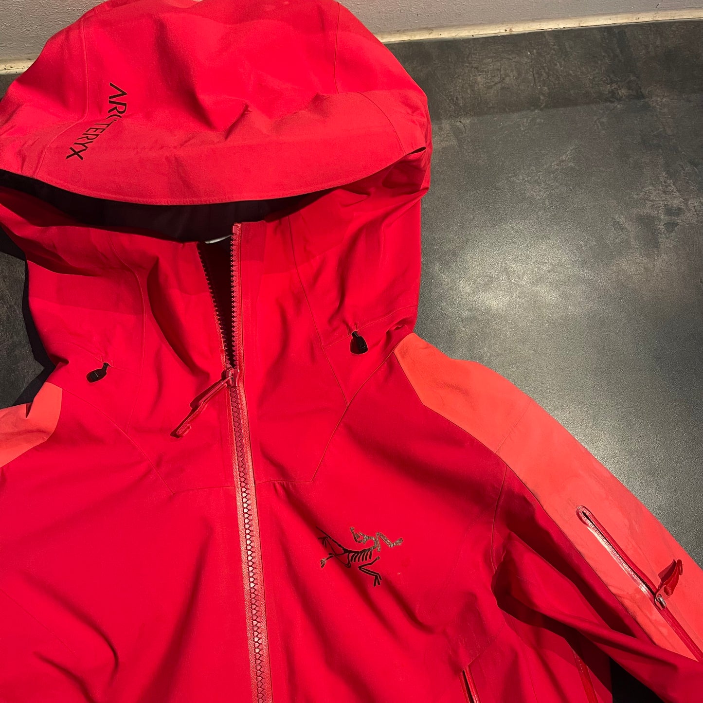 Hardshell Jacke von Arcteryx Beta AR (S Damen) pink-rot