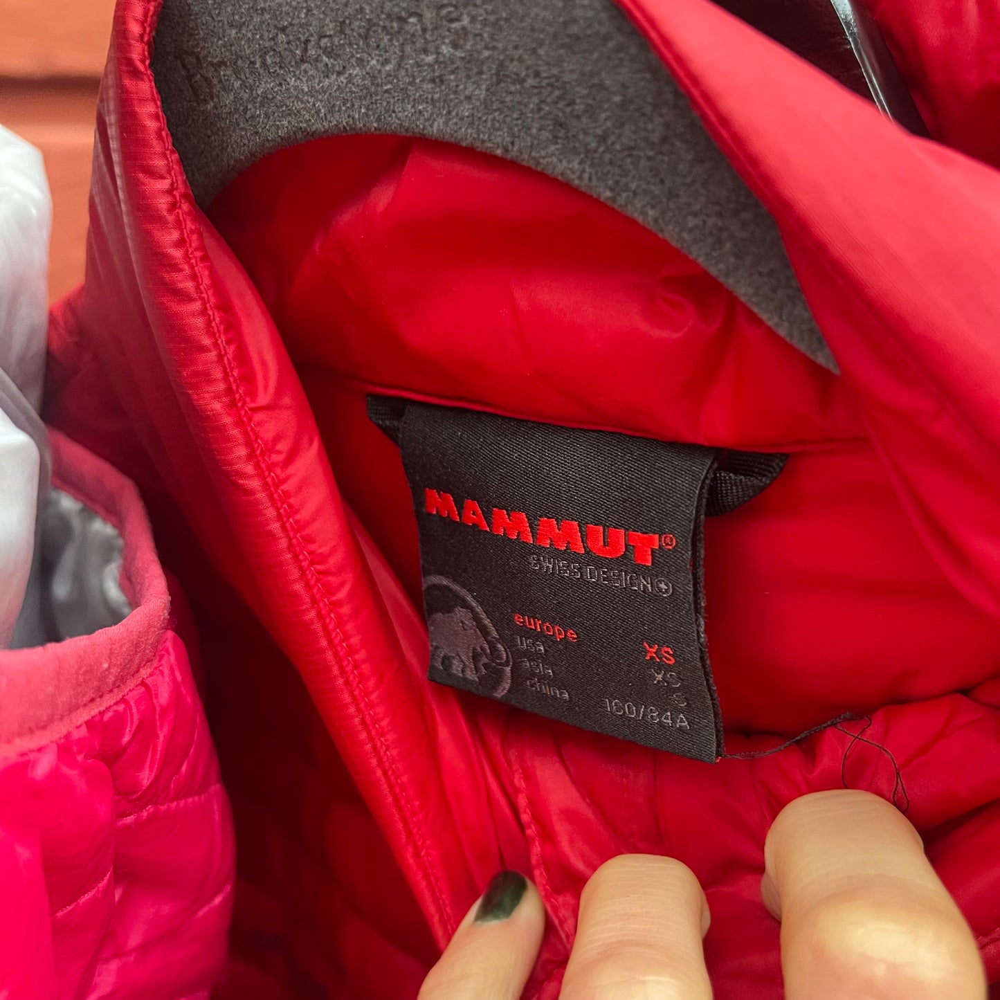 Daunen- Jacke von Mammut (XS und S Damen) rot