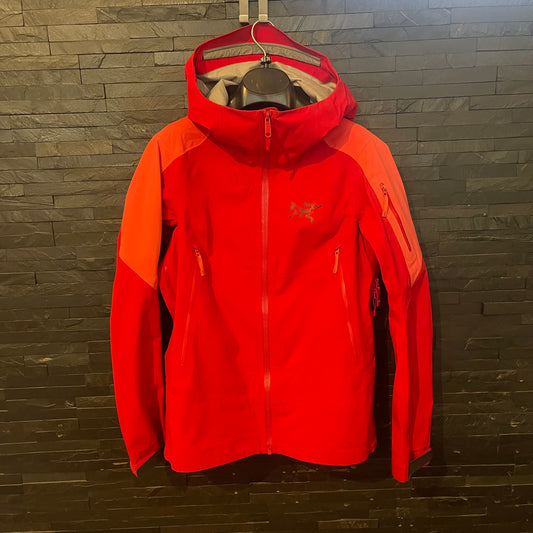 Hardshell Jacke von Arcteryx Beta AR (S Damen) pink-rot