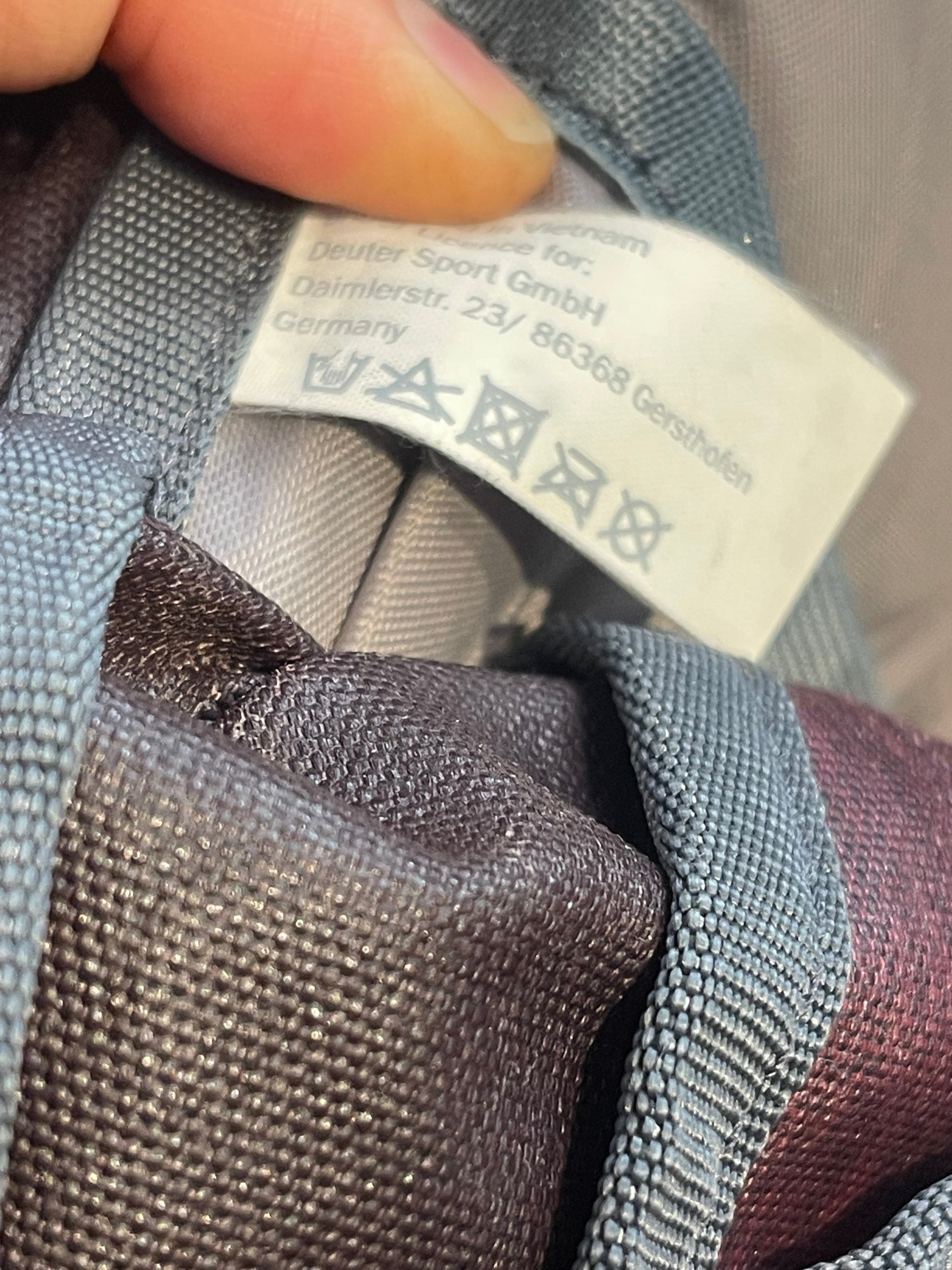 Deuter Rucksack beerenfarbig AirStripes - wanderlich.com