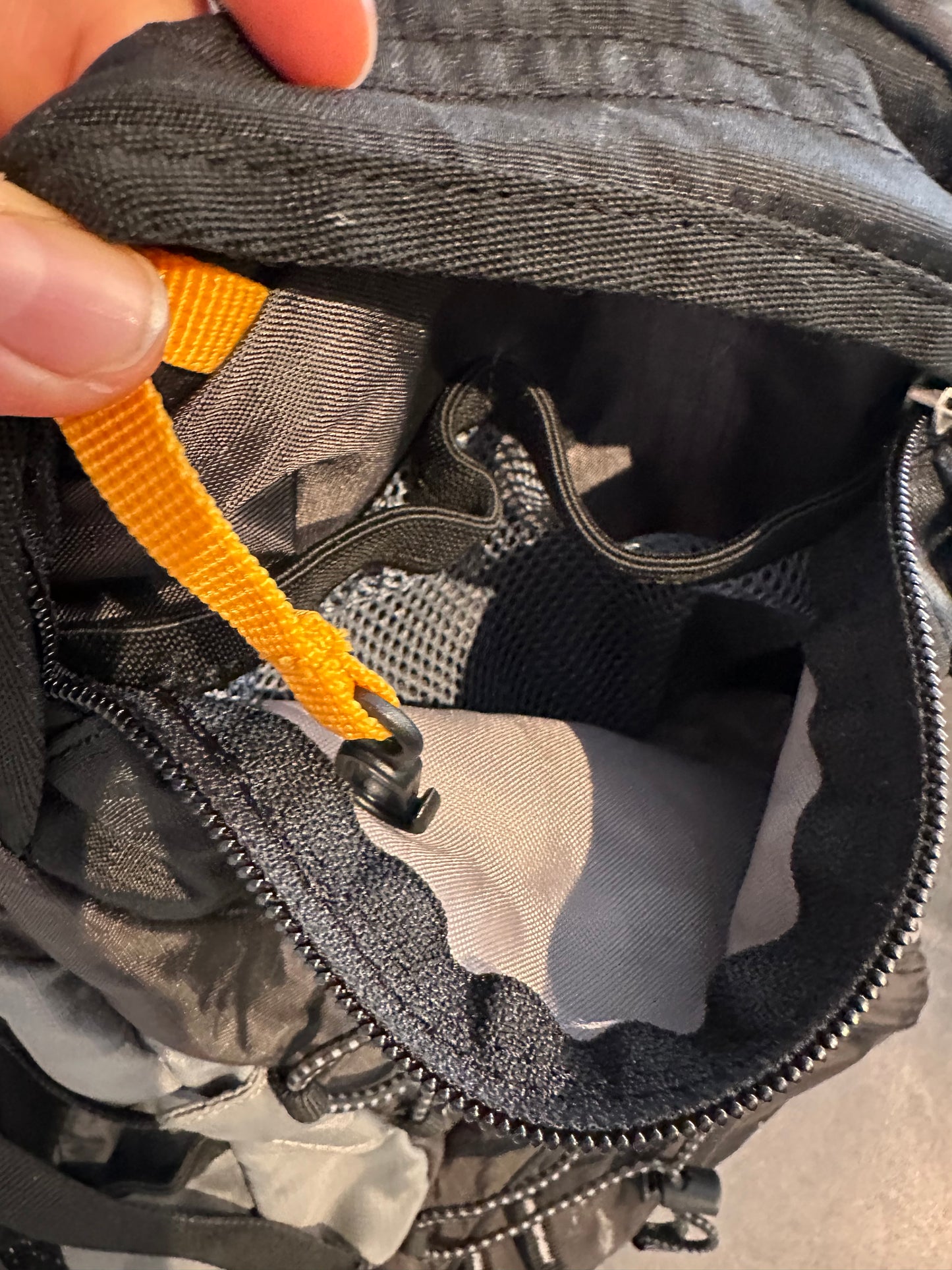 Rucksack von Deuter Giga Airstripes schwarz grau