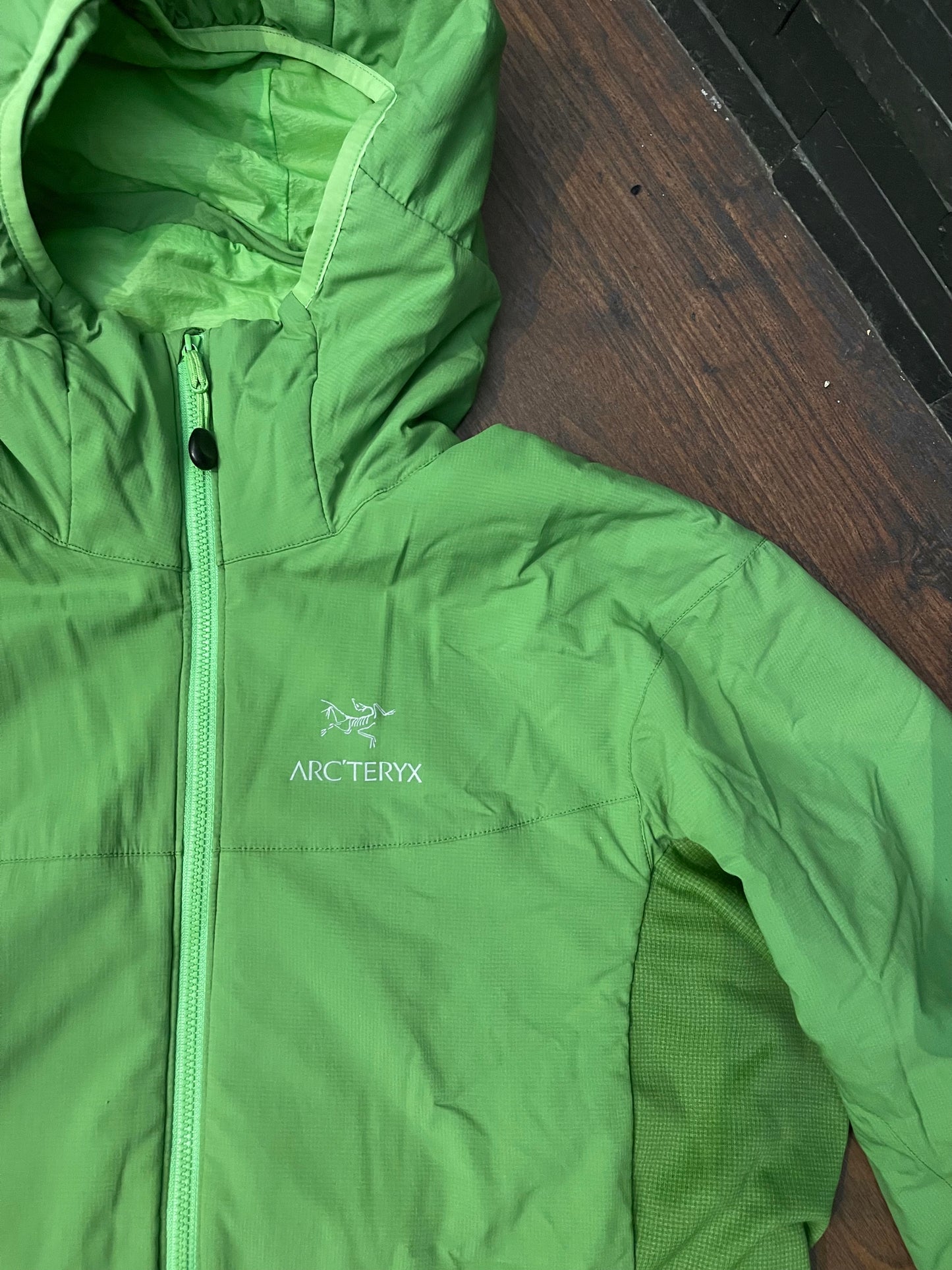 Ultraleichte gefütterte Jacke von Arcteryx Atom LT (XL Damen) grün - wanderlich.com