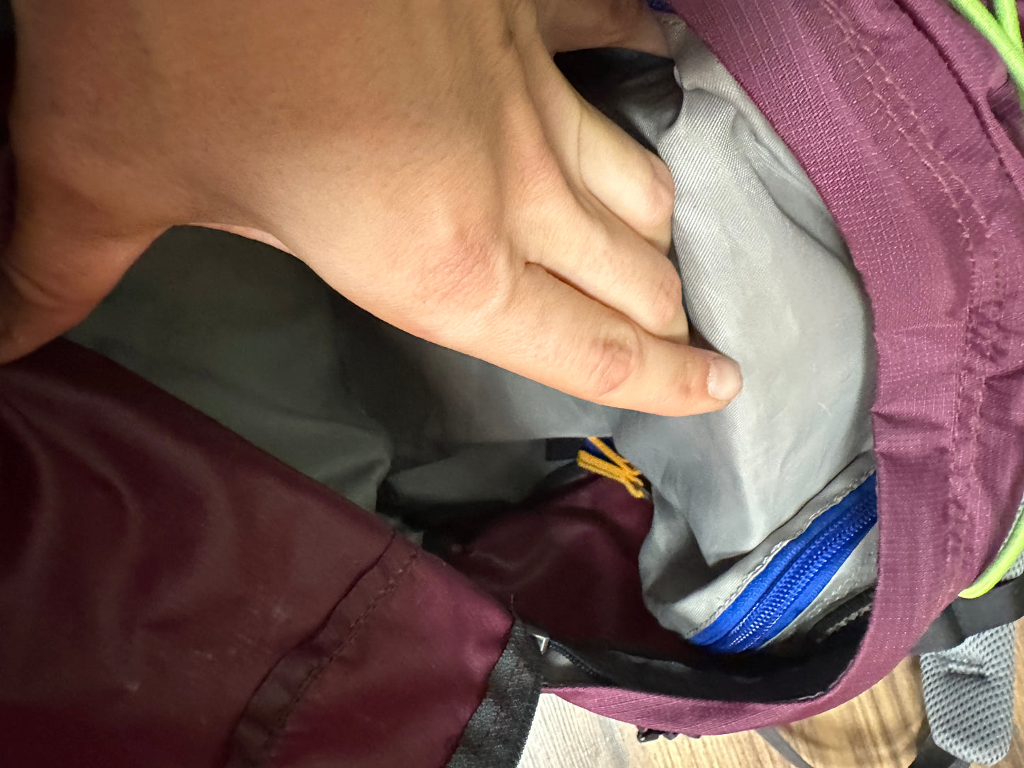 Deuter Rucksack 23 Liter Superlight beerenfarbig /Burgundy AirStripes