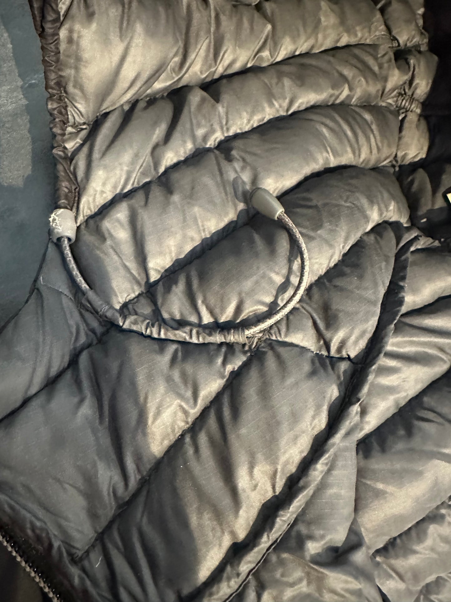 Daunen Mantel von Rab (S Damen) Kapuze schwarz - wanderlich.com