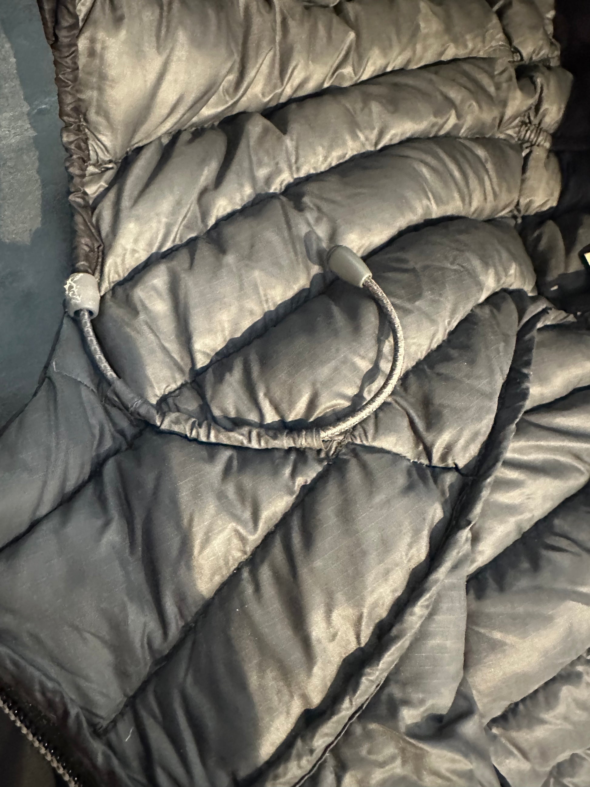 Daunen Mantel von Rab (S Damen) Kapuze schwarz - wanderlich.com