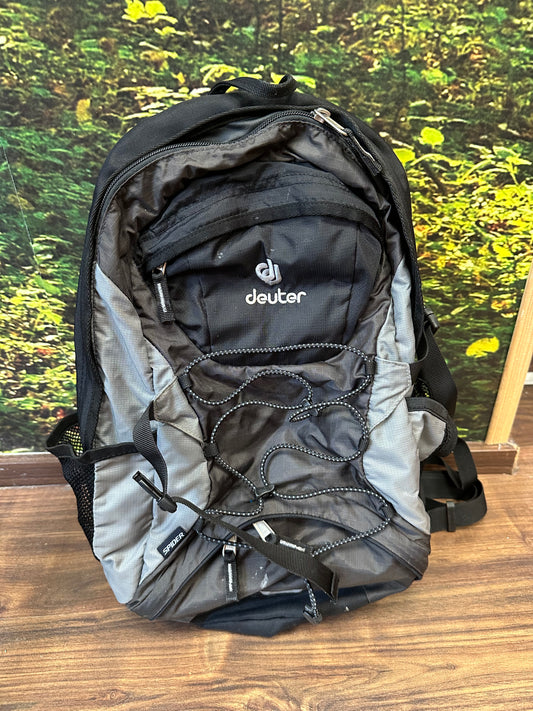 Rucksack von Deuter Giga Airstripes schwarz grau