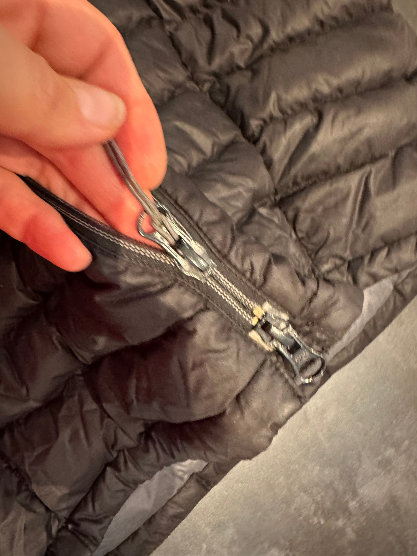 Daunen Mantel von Rab (S Damen) Kapuze schwarz - wanderlich.com