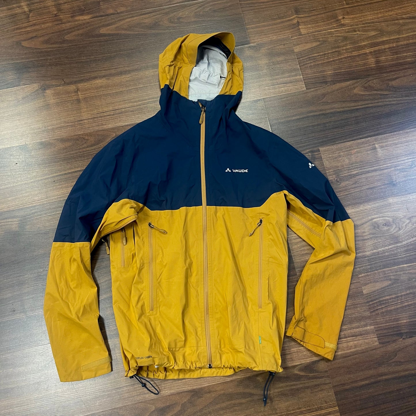 Leichte Hardshell Jacke von Vaude 2,5 L (L Herren) blau gelb