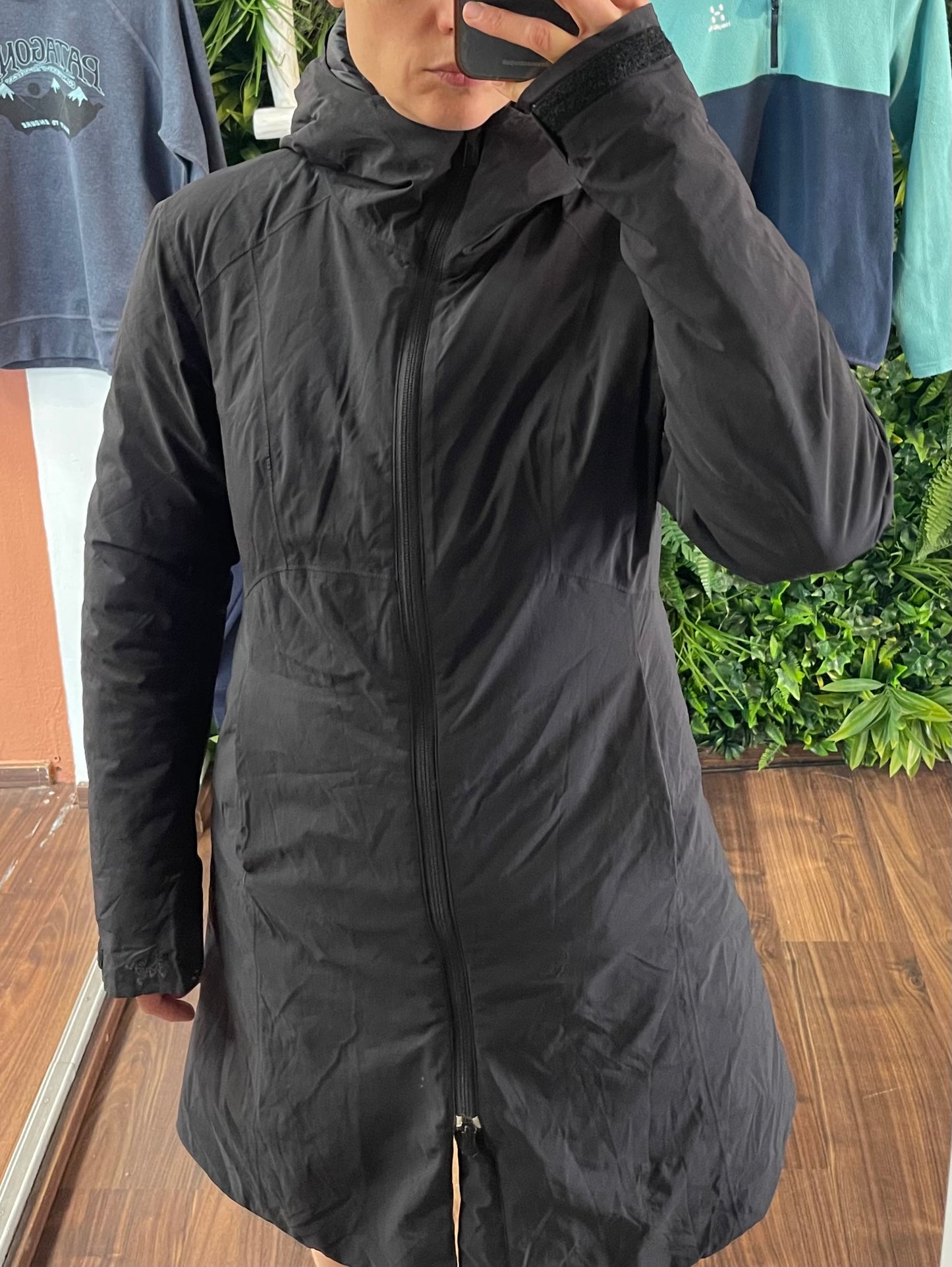 Arcteryx gefütterter Regenmantel Parka (M Damen) schwarz - wanderlich.com