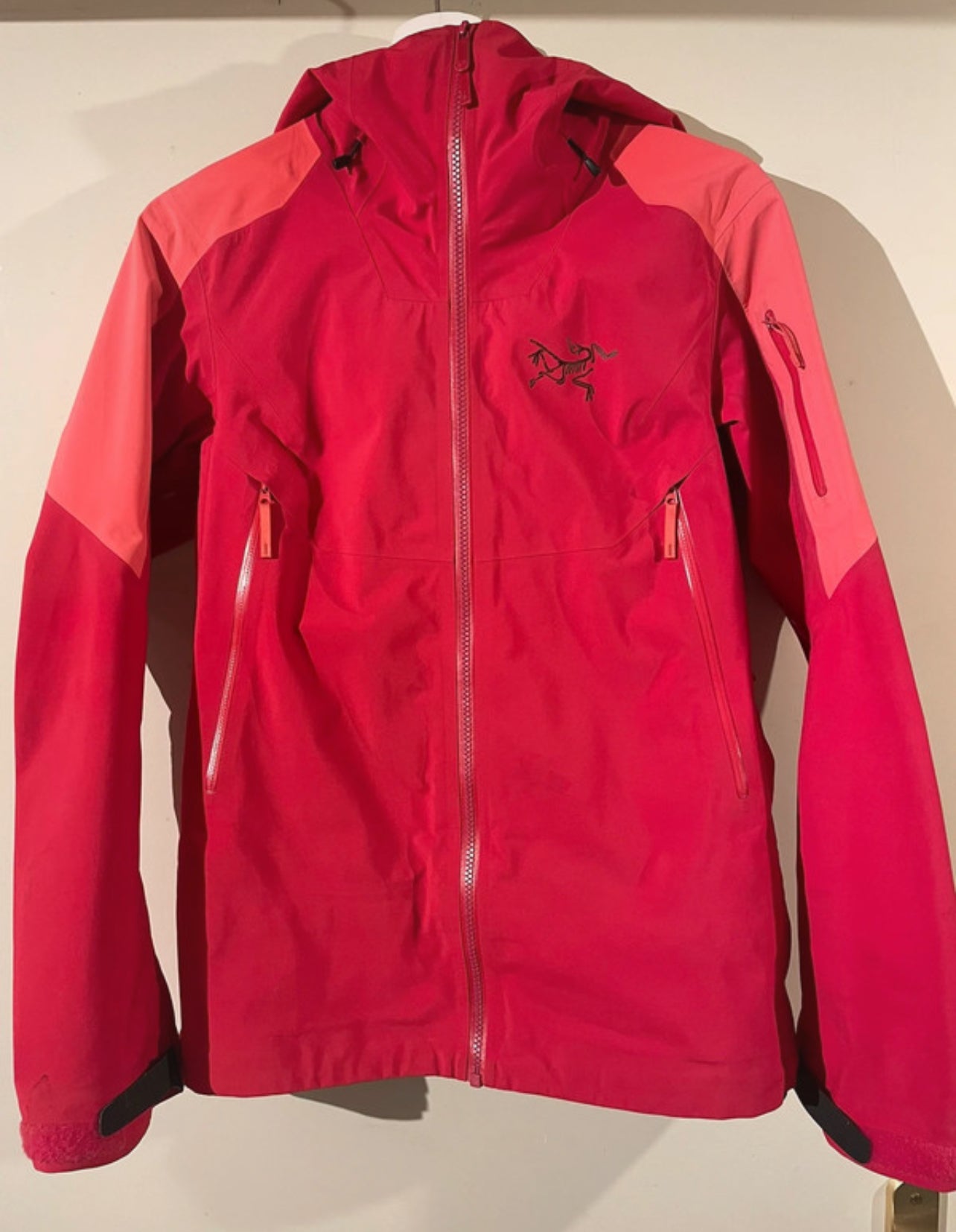 Hardshell Jacke von Arcteryx Beta AR (S Damen) pink-rot