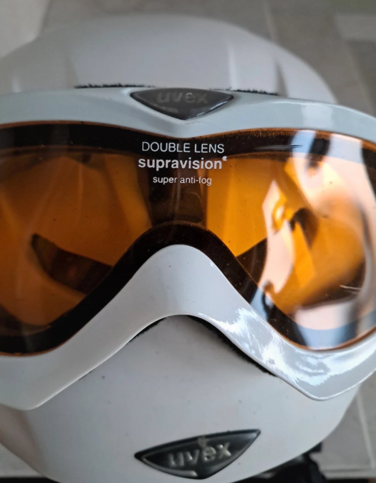 Ski Helm und Brille von Uvex weiß