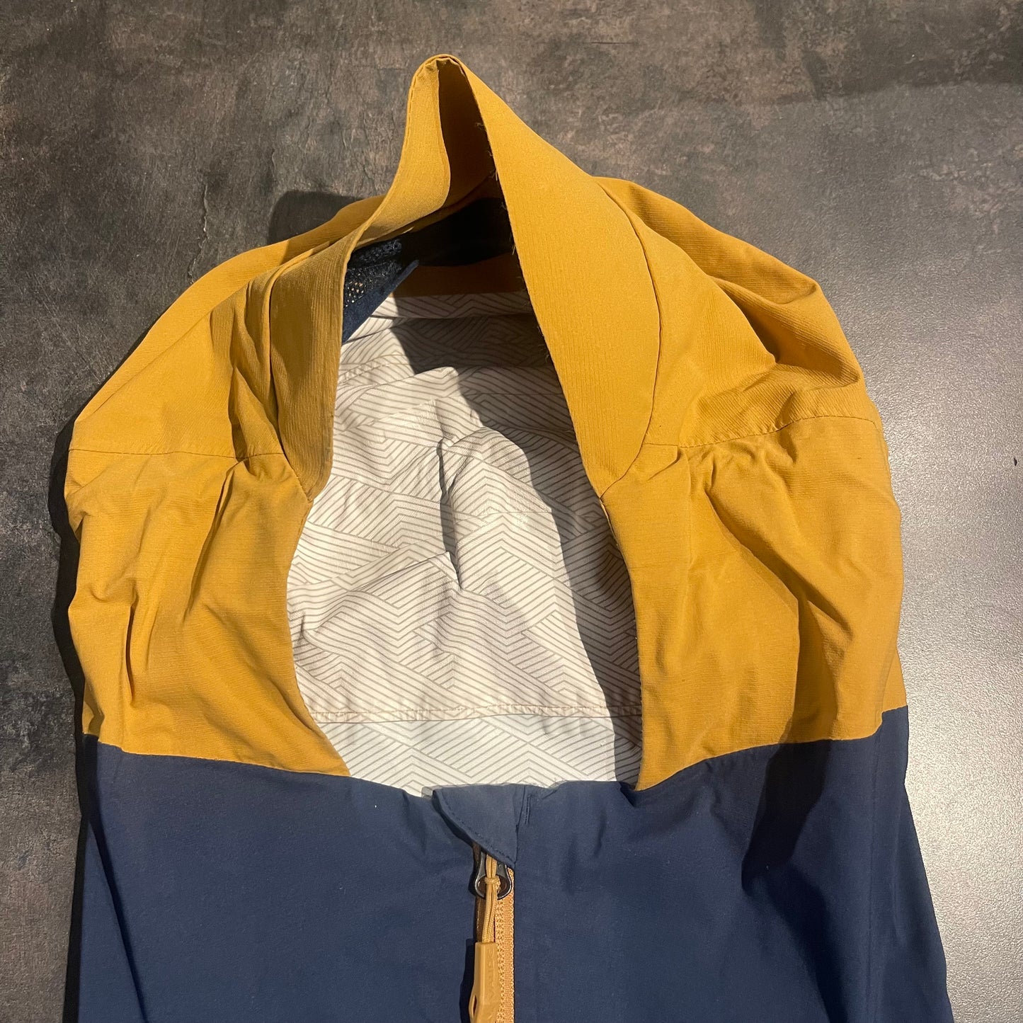 Leichte Hardshell Jacke von Vaude 2,5 L (L Herren) blau gelb