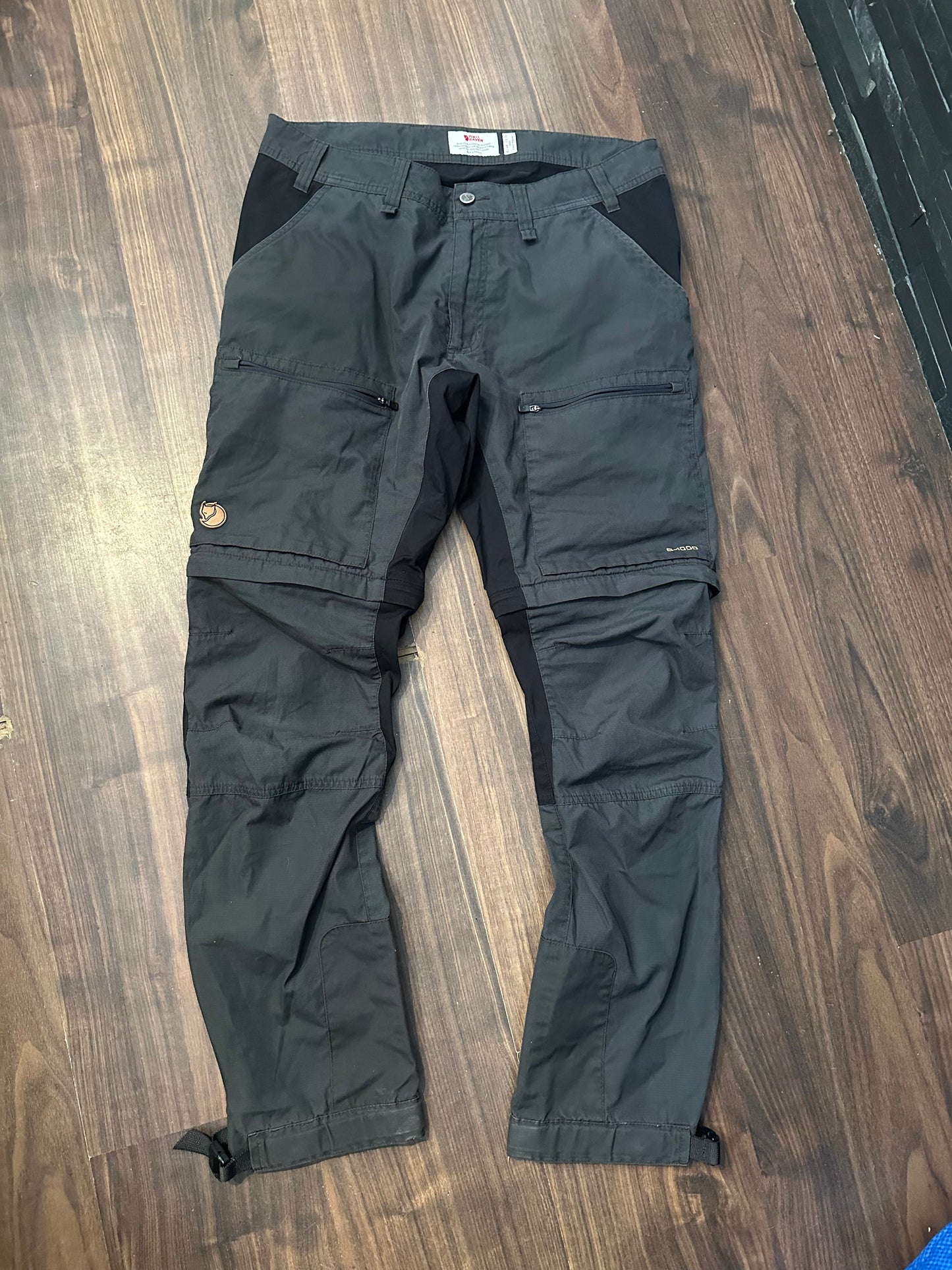 Zip Off 2in1 Hose von Fjällräven (M Herren) Anthrazit - wanderlich.com
