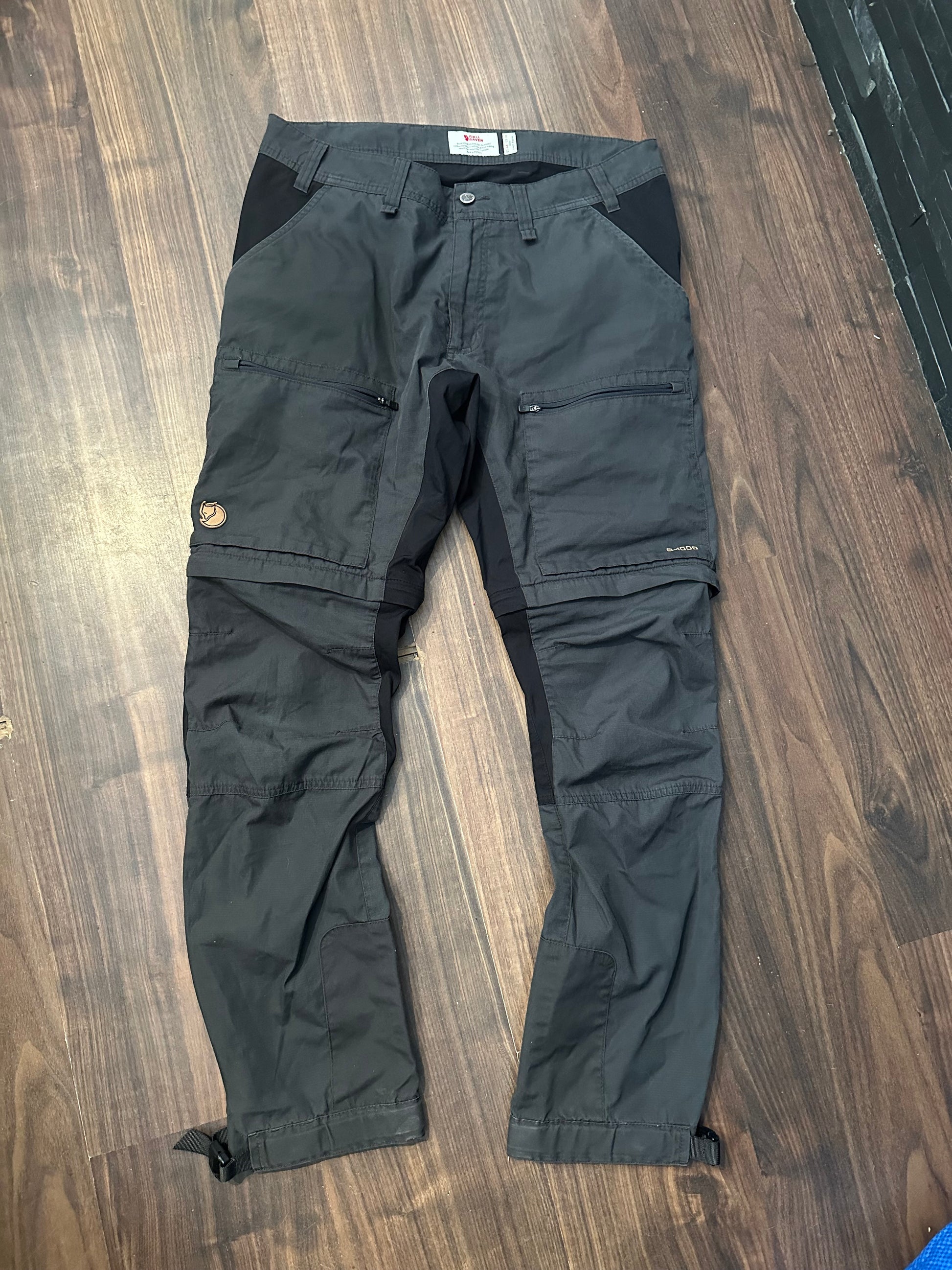Zip Off 2in1 Hose von Fjällräven (M Herren) Anthrazit - wanderlich.com