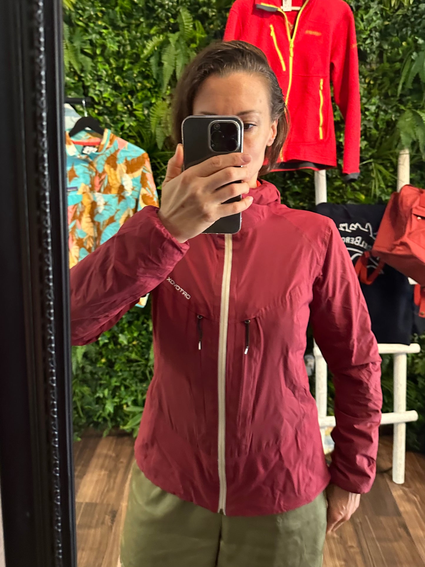 Wasserdichte Ortovox Jacke mit Wolle gefüttert (S Damen) bordeaux