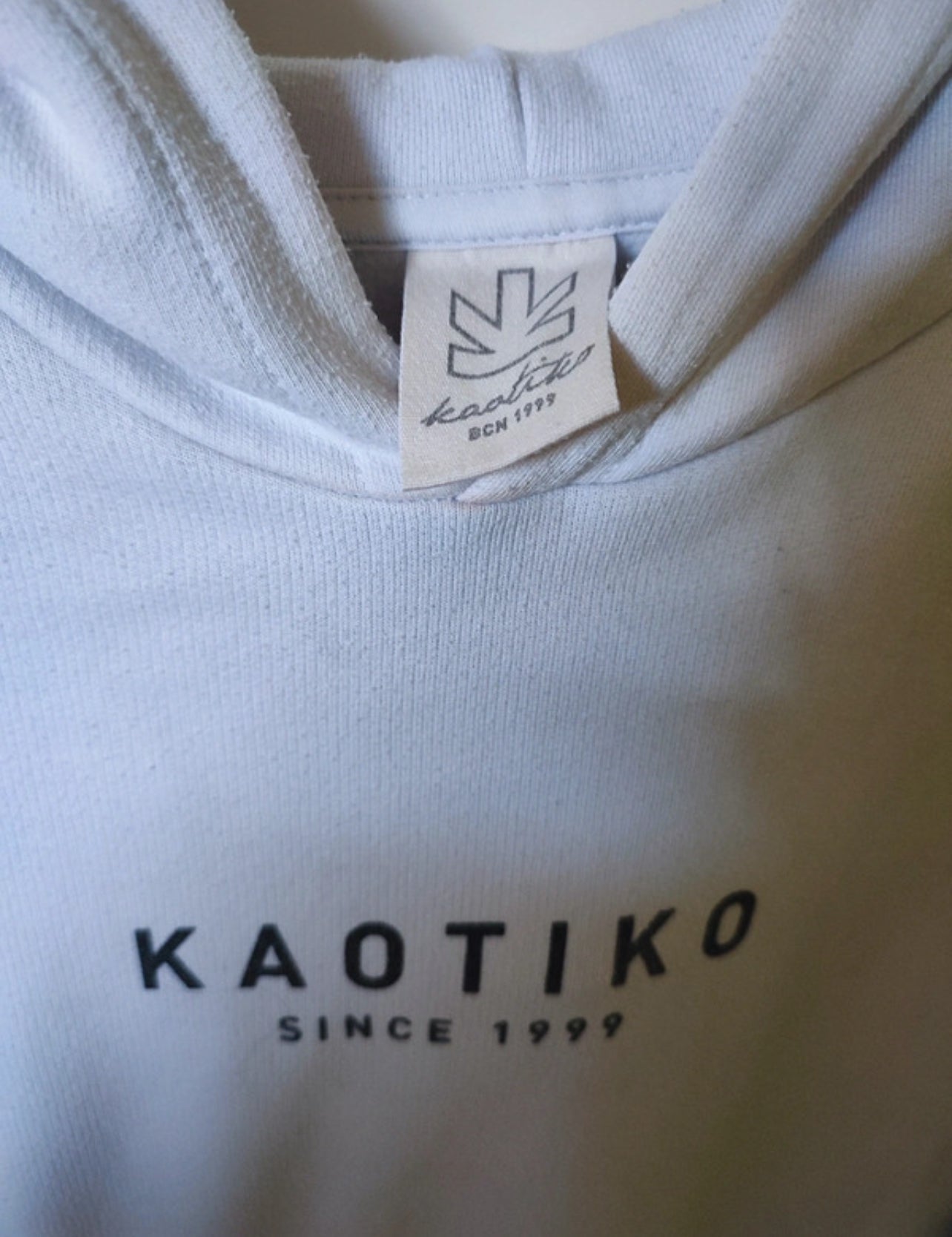 Hoodie von Kaotiko in Größe XS / S weiß schwarz bunt
