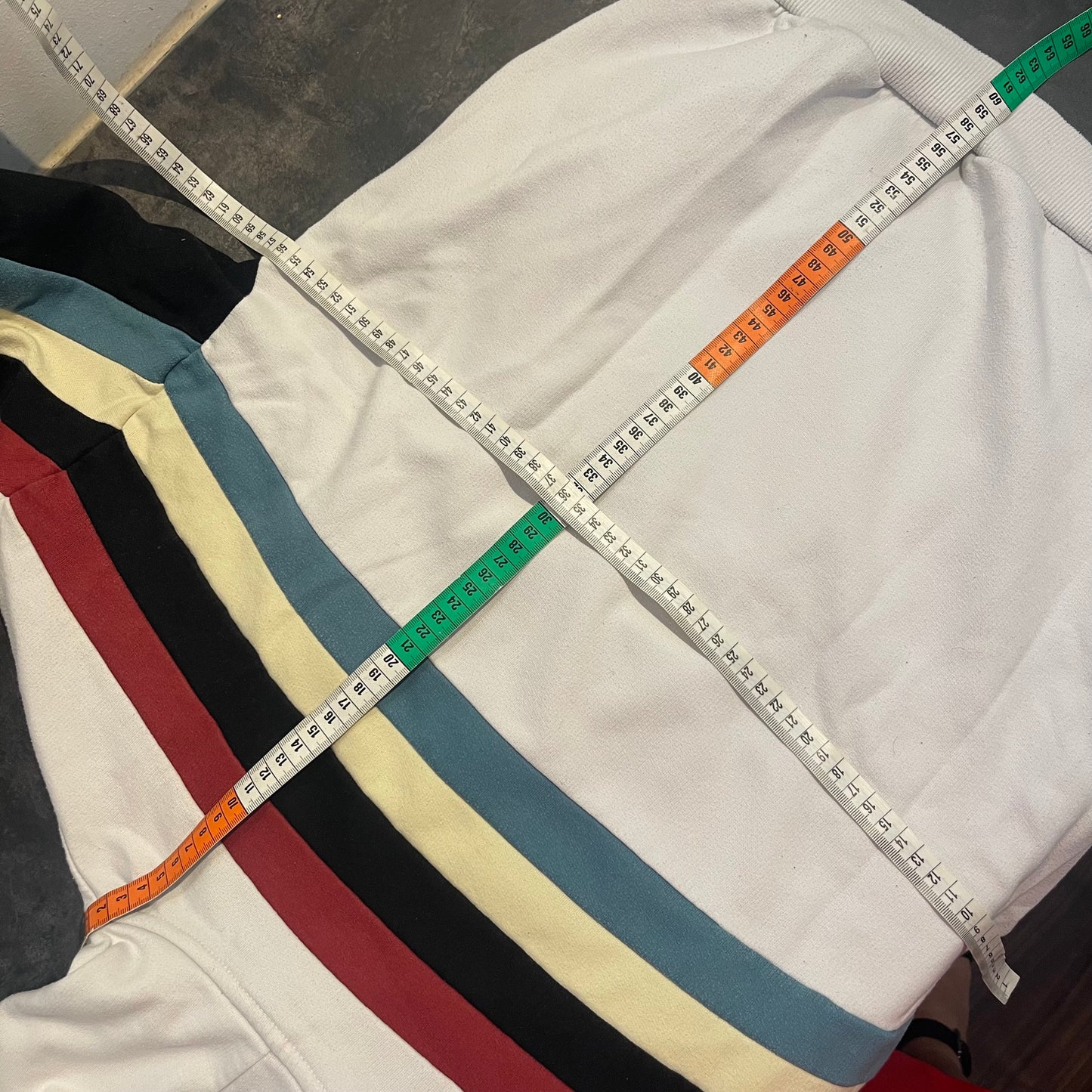 Hoodie von Kaotiko in Größe XS / S weiß schwarz bunt