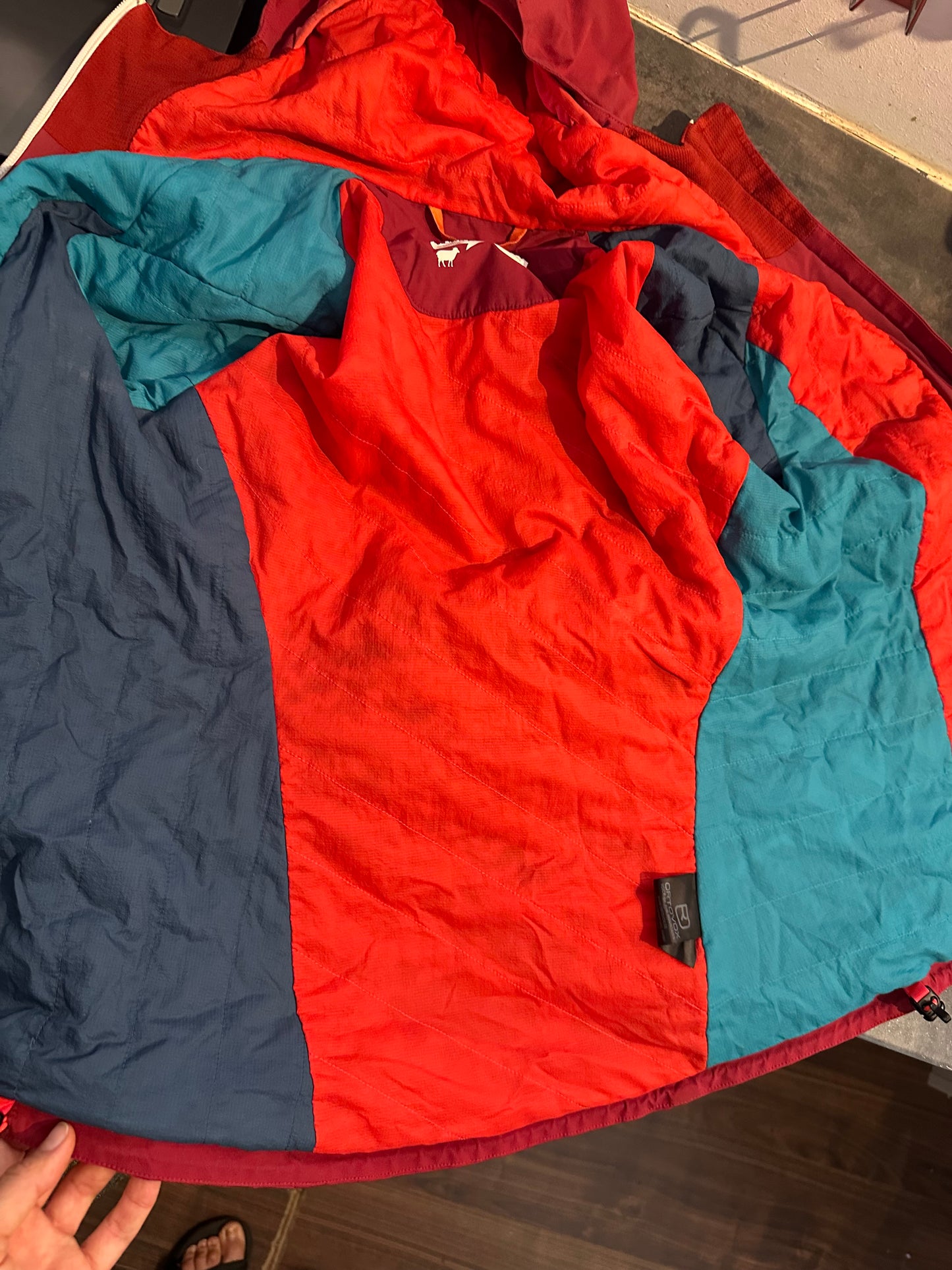 Wasserdichte Ortovox Jacke mit Wolle gefüttert (S Damen) bordeaux
