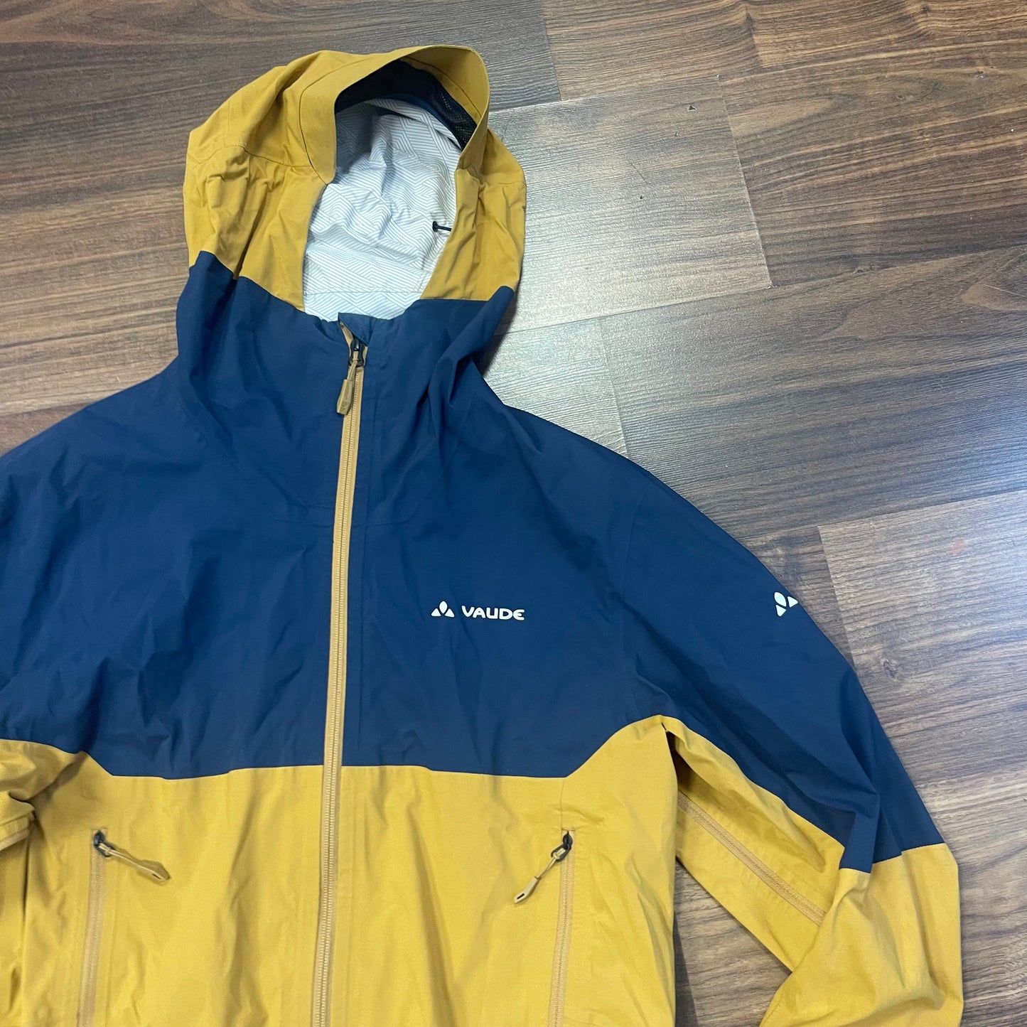 Leichte Hardshell Jacke von Vaude 2,5 L (L Herren) blau gelb