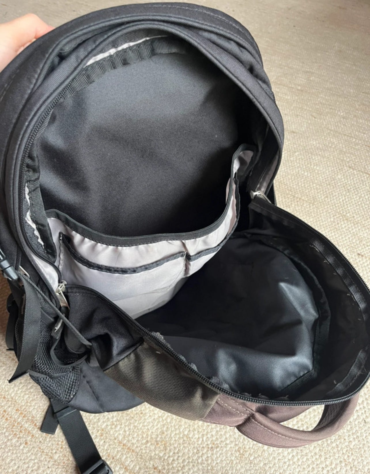 Rucksack von Deuter Gigant Airstripes schwarz braun
