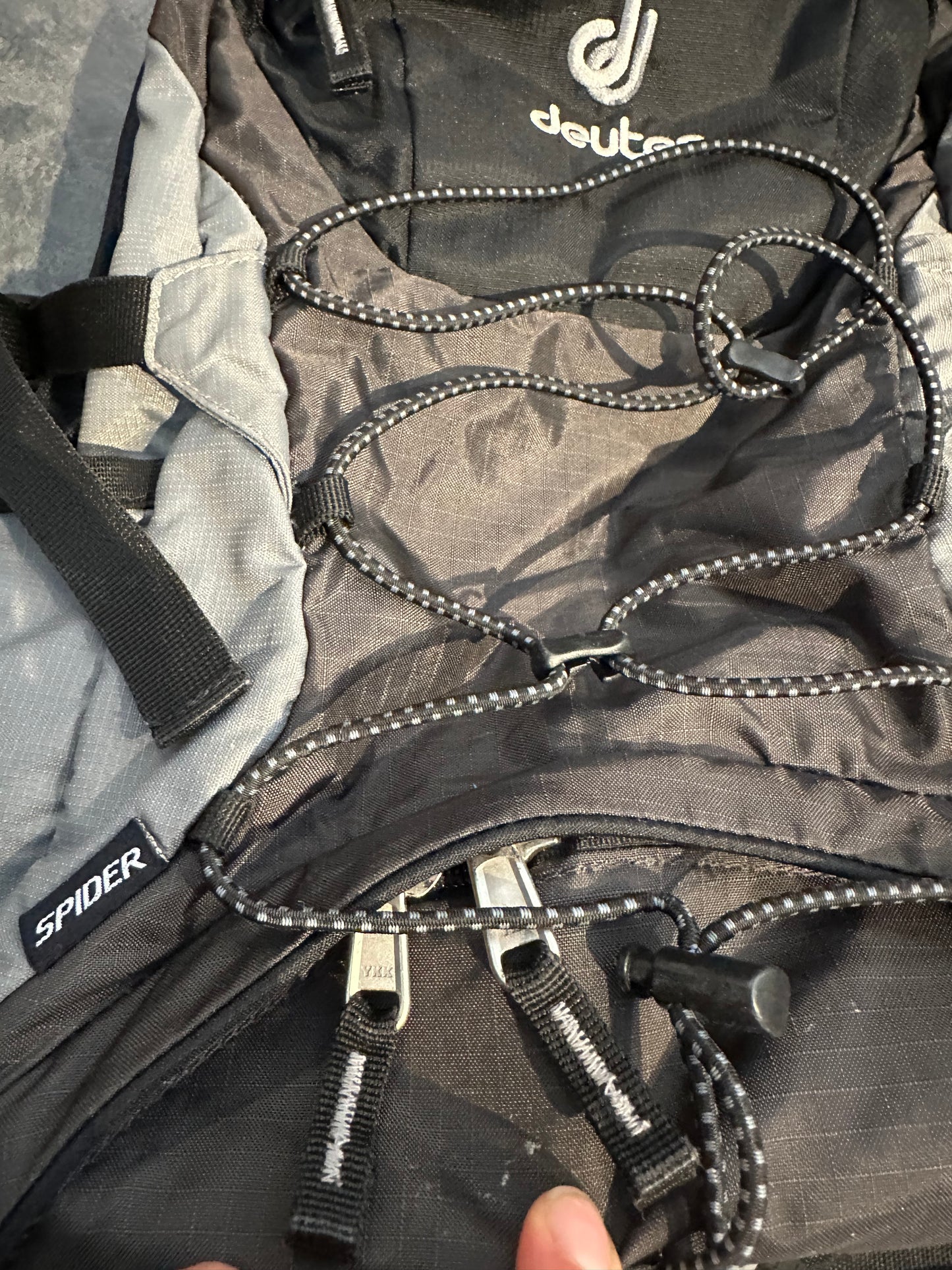 Rucksack von Deuter Giga Airstripes schwarz grau