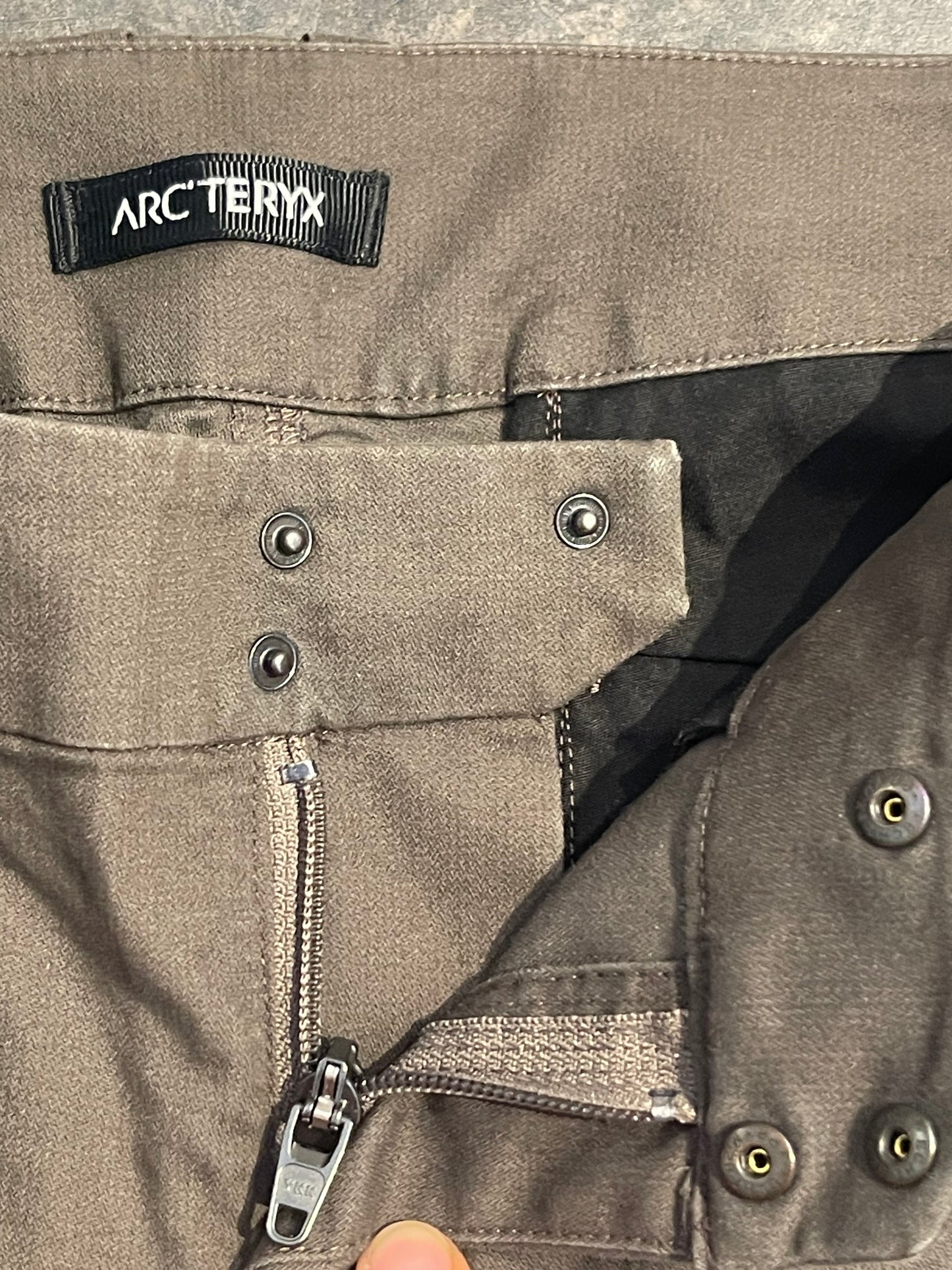 Outdoor Hose Arcteryx (M Damen) Cotton khaki grau - wanderlich.com
