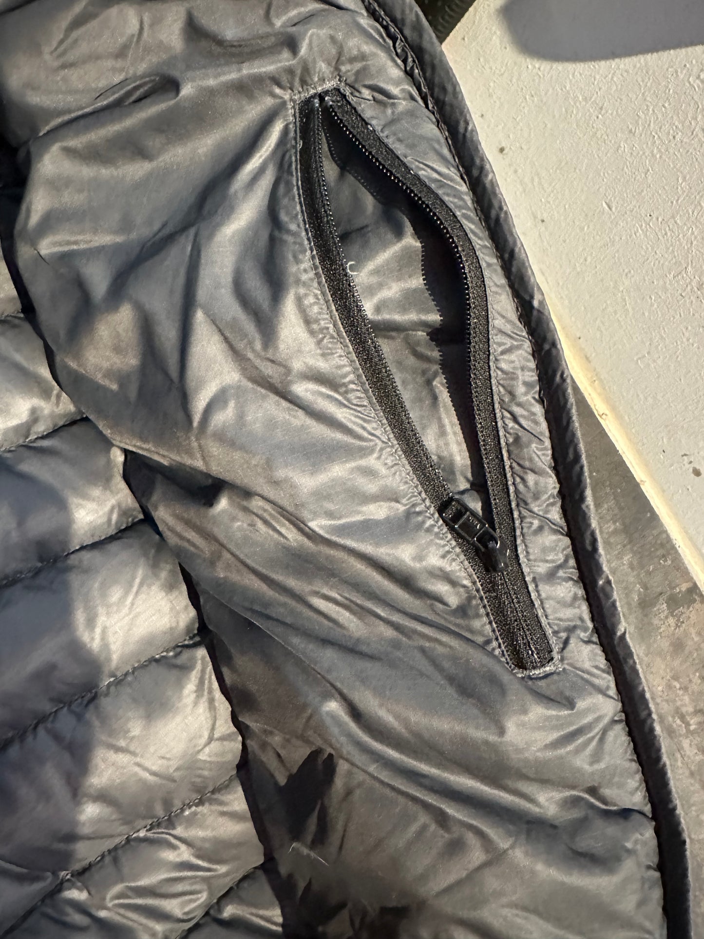 Daunen Mantel von Rab (S Damen) Kapuze schwarz - wanderlich.com