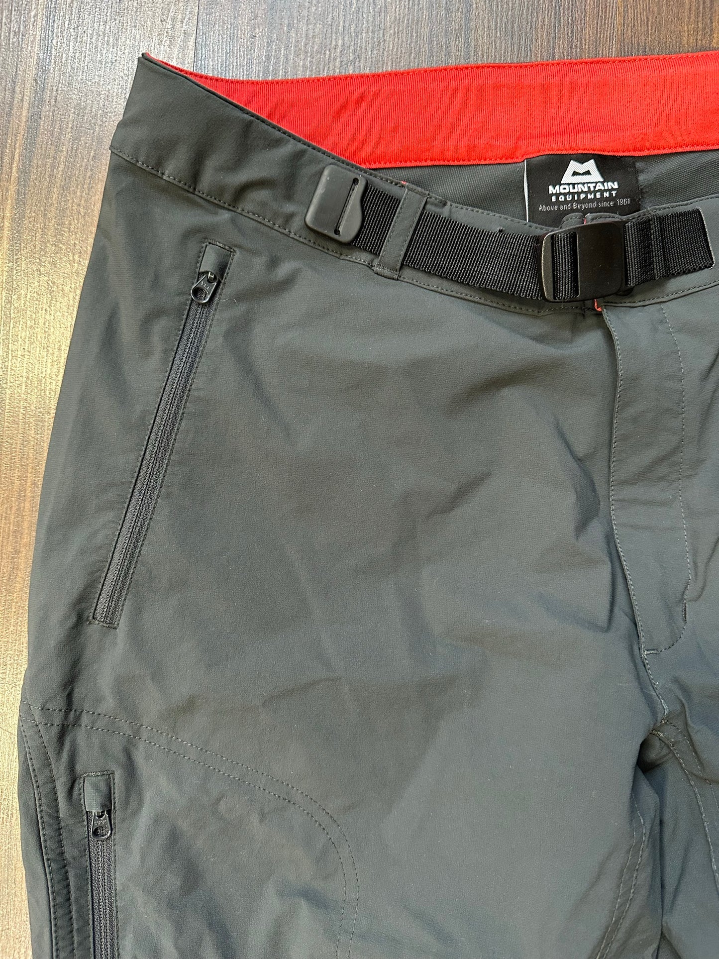 Softshell Hose (L Damen) von Mountain Equipment Anthrazit