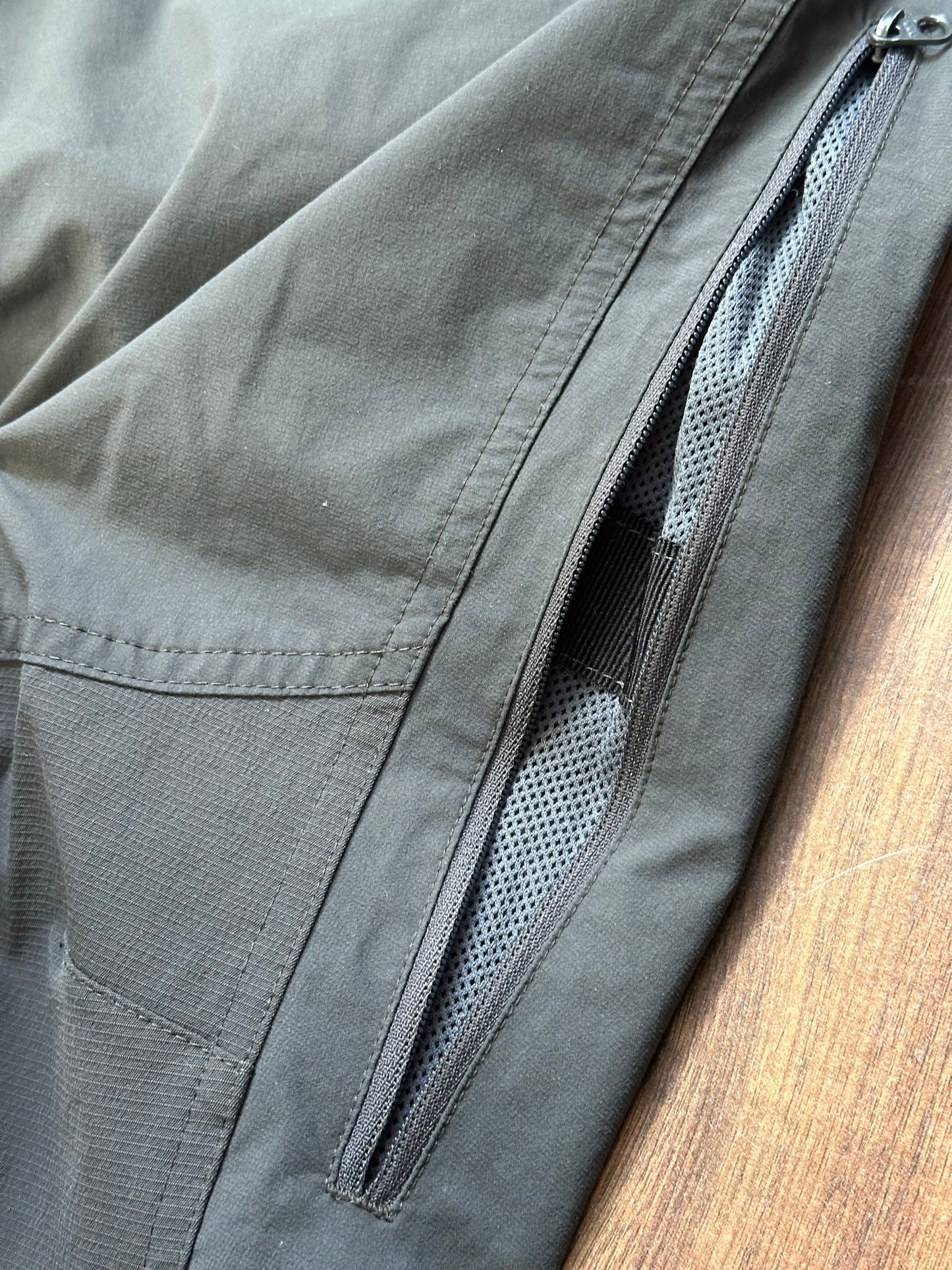 Softshell Hose (L Damen) von Mountain Equipment Anthrazit