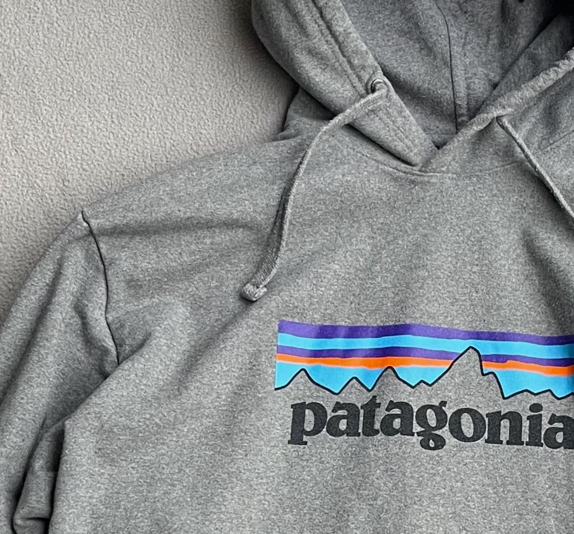 Patagonia XL Uprisal Hoodie P-6 Logo grau