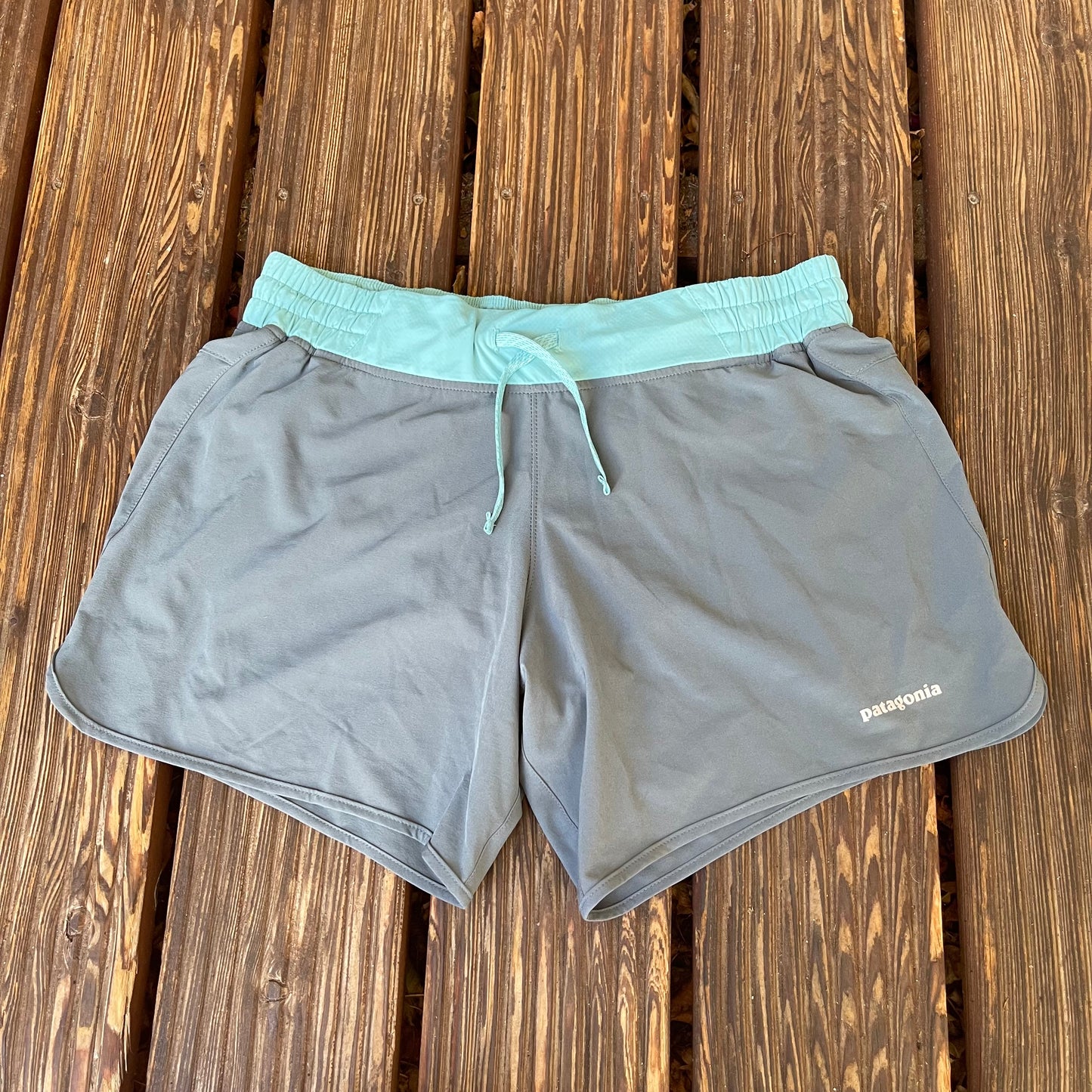 Kurze Hose von Patagonia (S Damen) Laufshort grau türkis