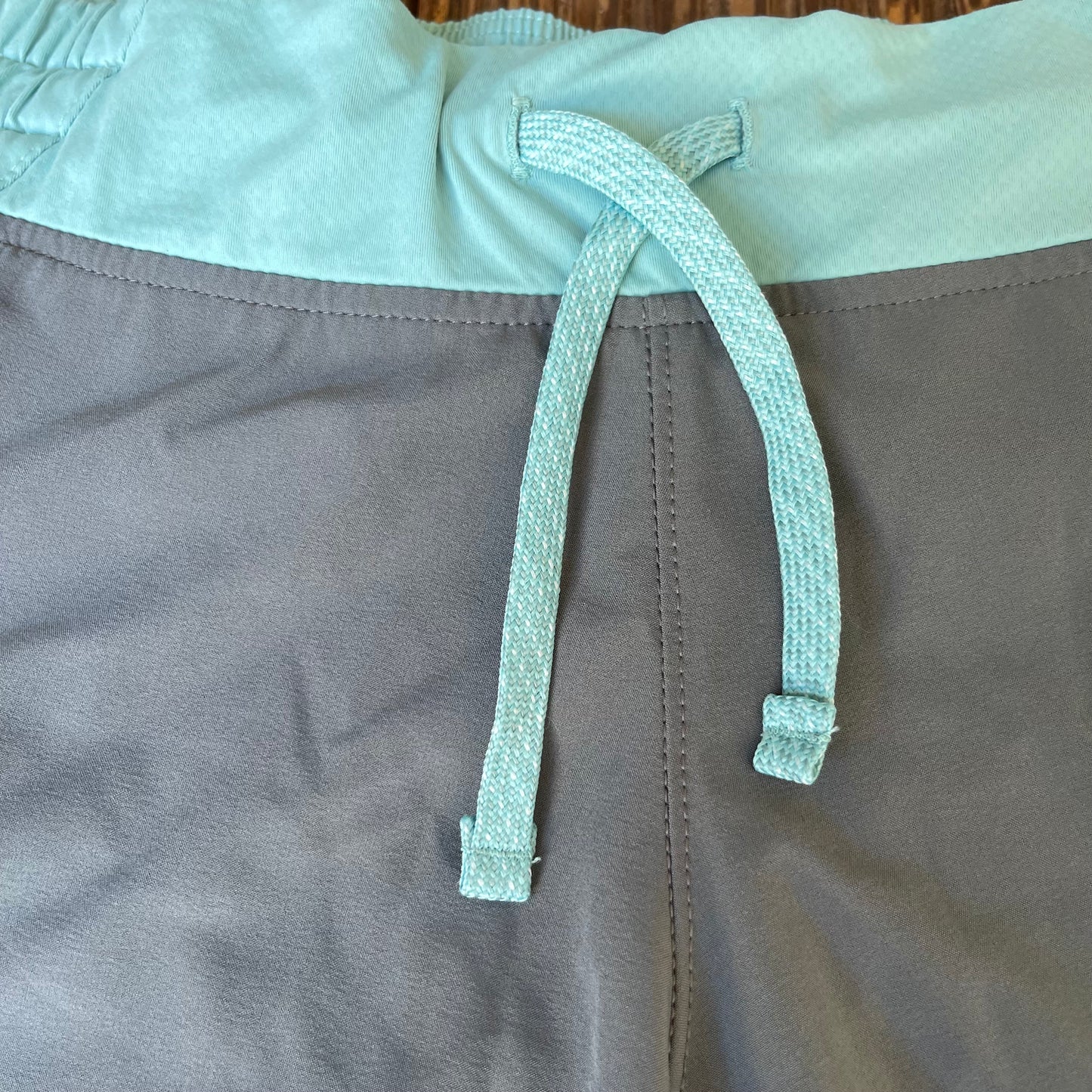 Kurze Hose von Patagonia (S Damen) Laufshort grau türkis