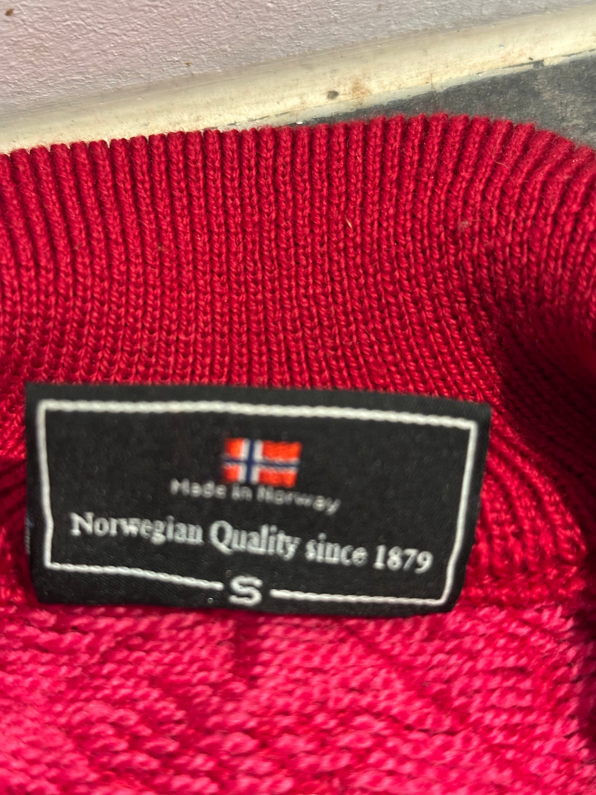 100% Wolle Dale of Norway Strickjacke (S Damen) rot