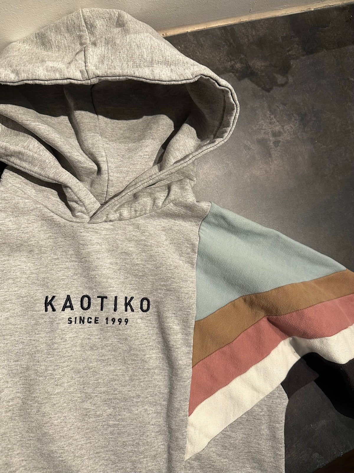 Hoodie von Kaotiko S (Unisex) Sweatshirt grau bunt
